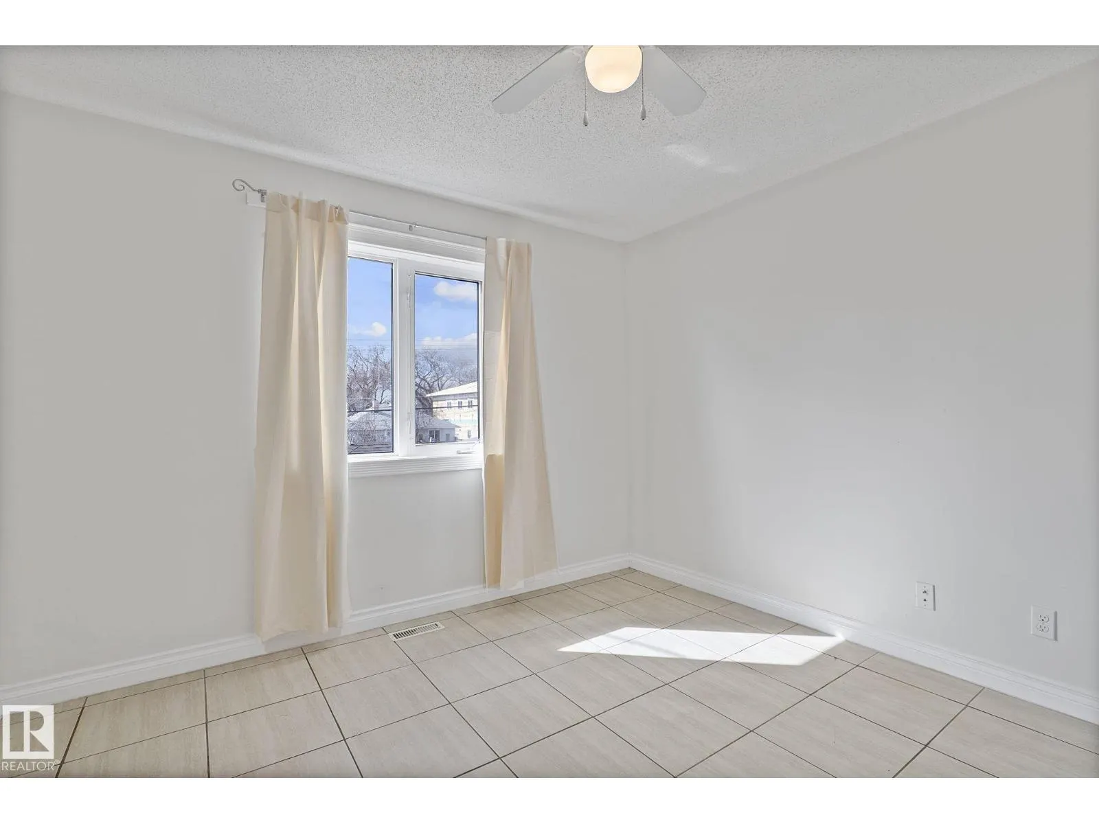 11918 68 ST NW