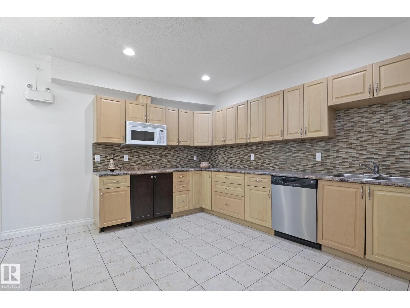 11918 68 ST NW