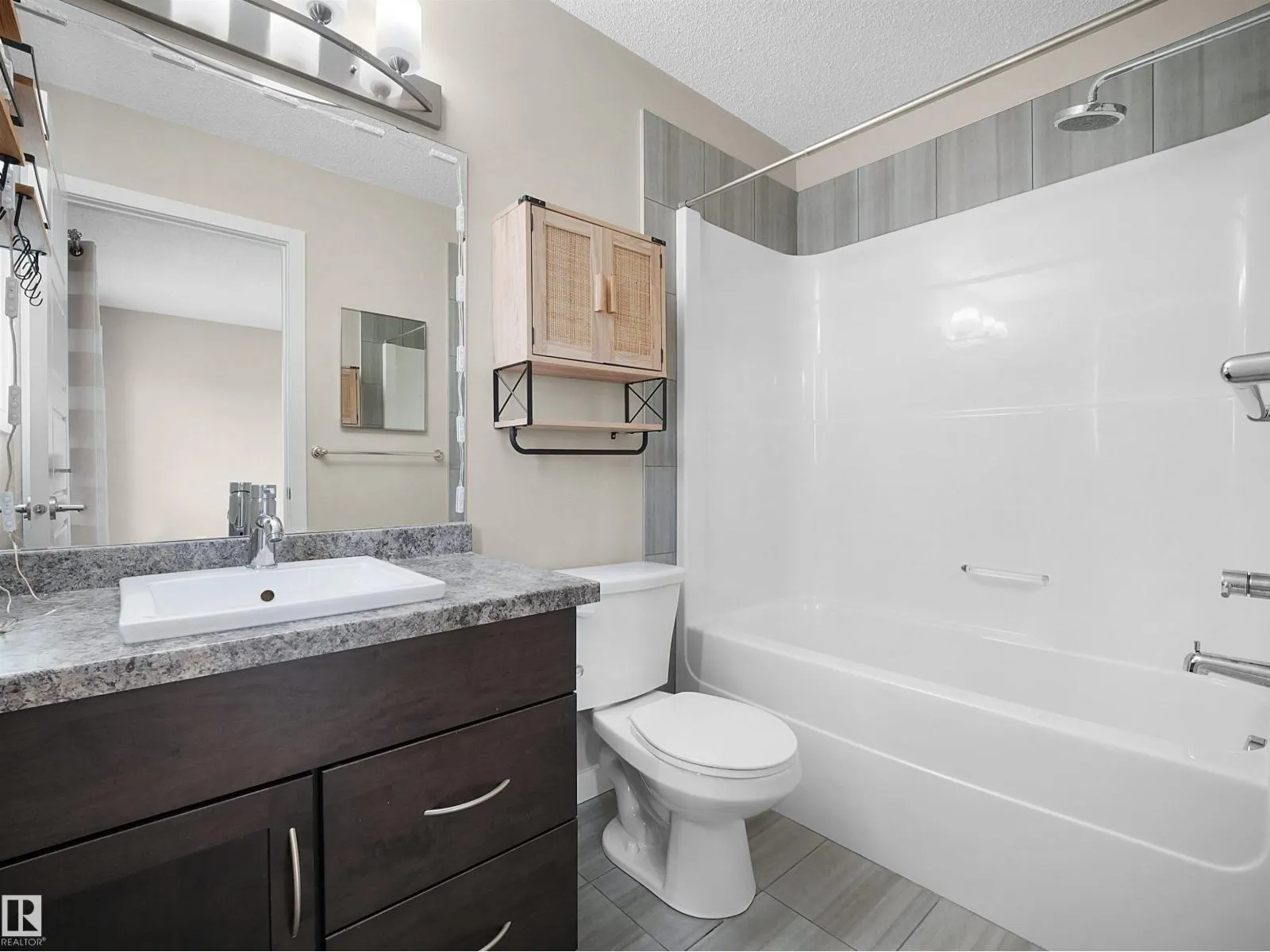 3346 15A AV NW