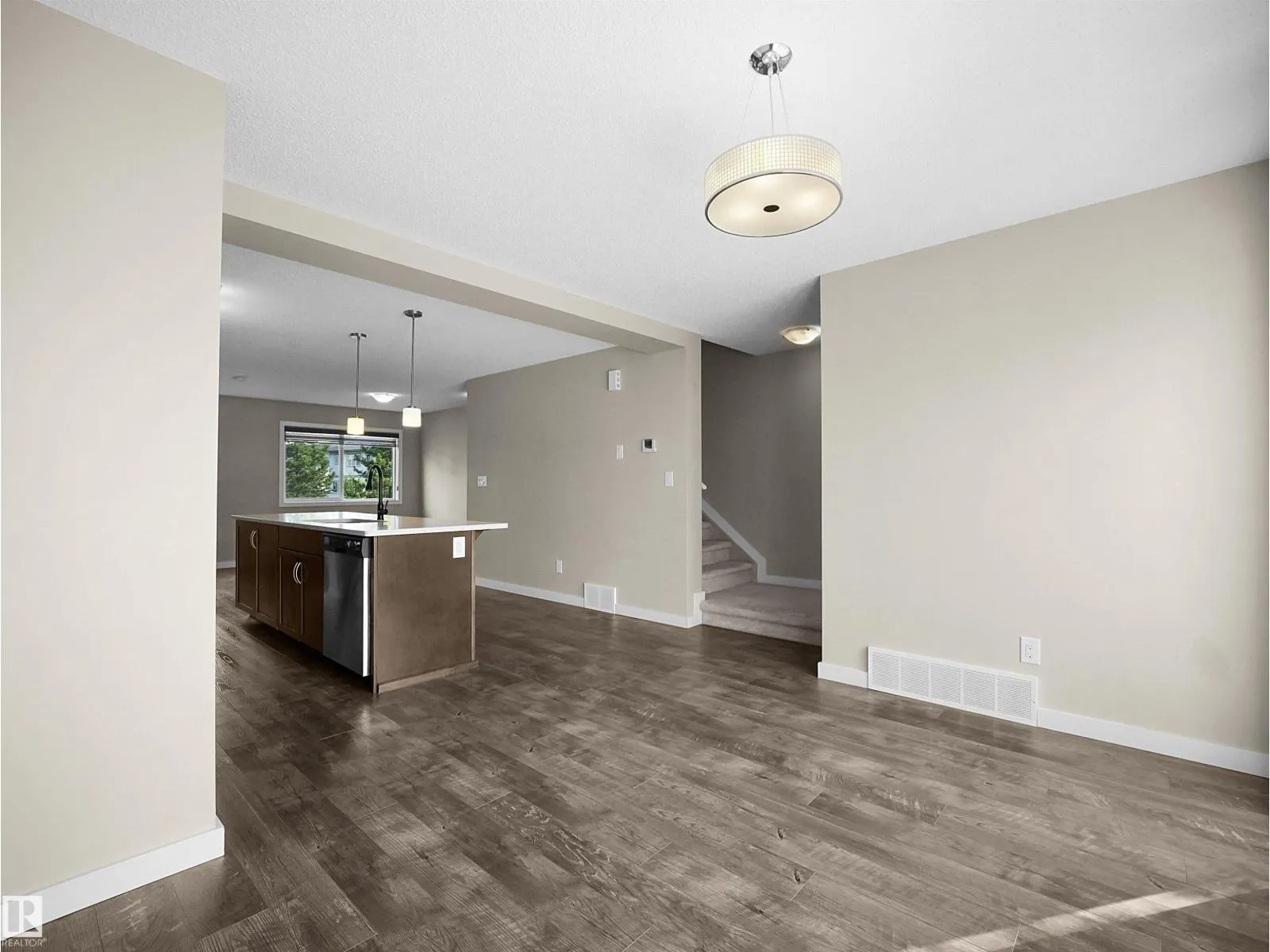 3346 15A AV NW