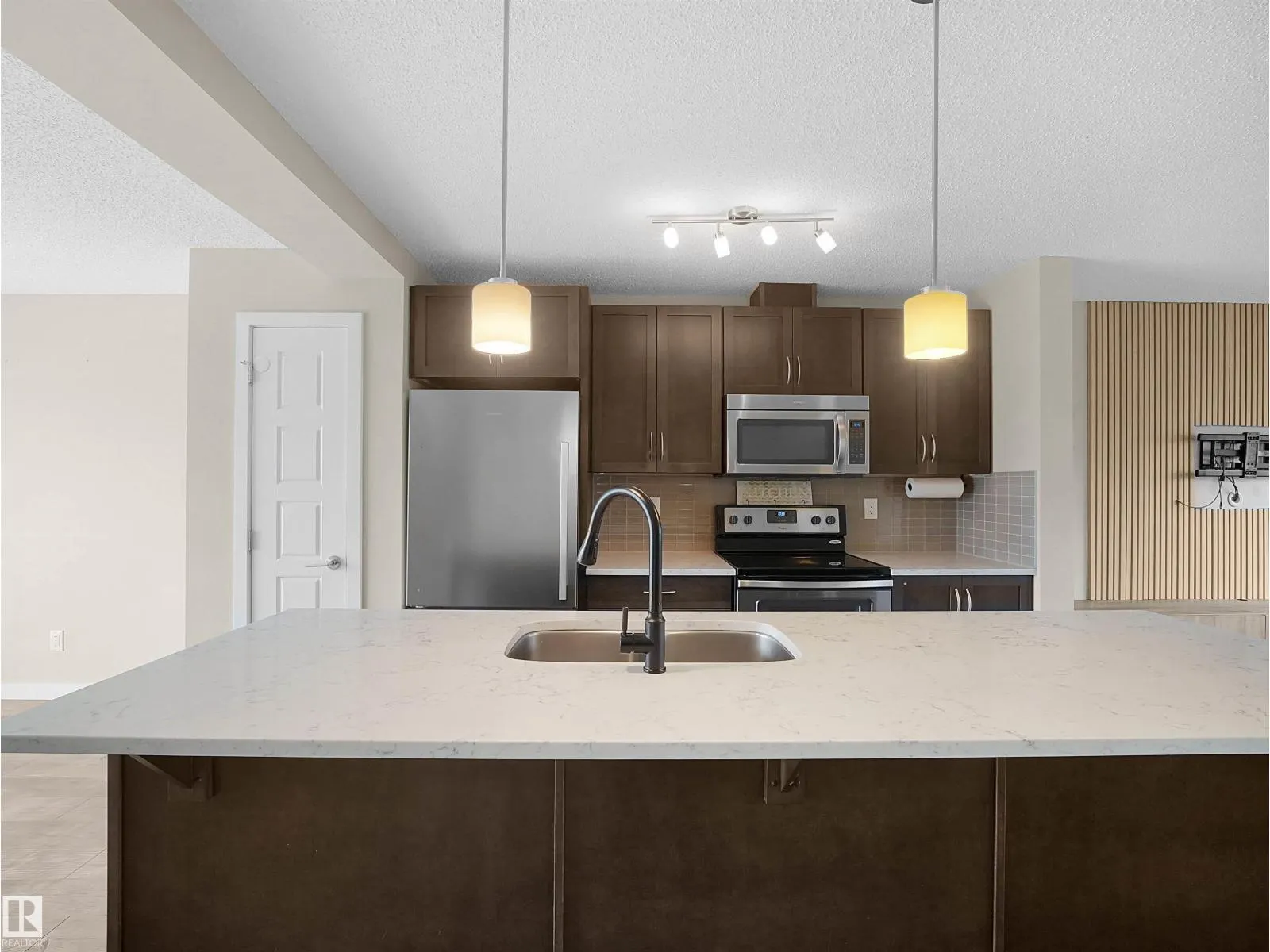 3346 15A AV NW