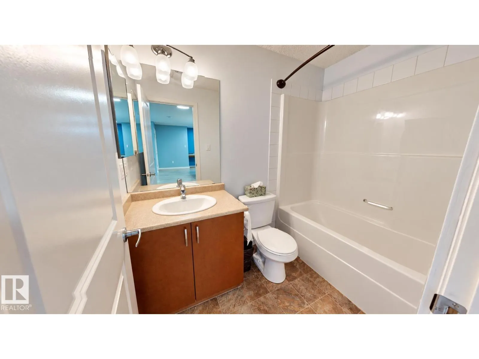 #233 504 Albany WY NW