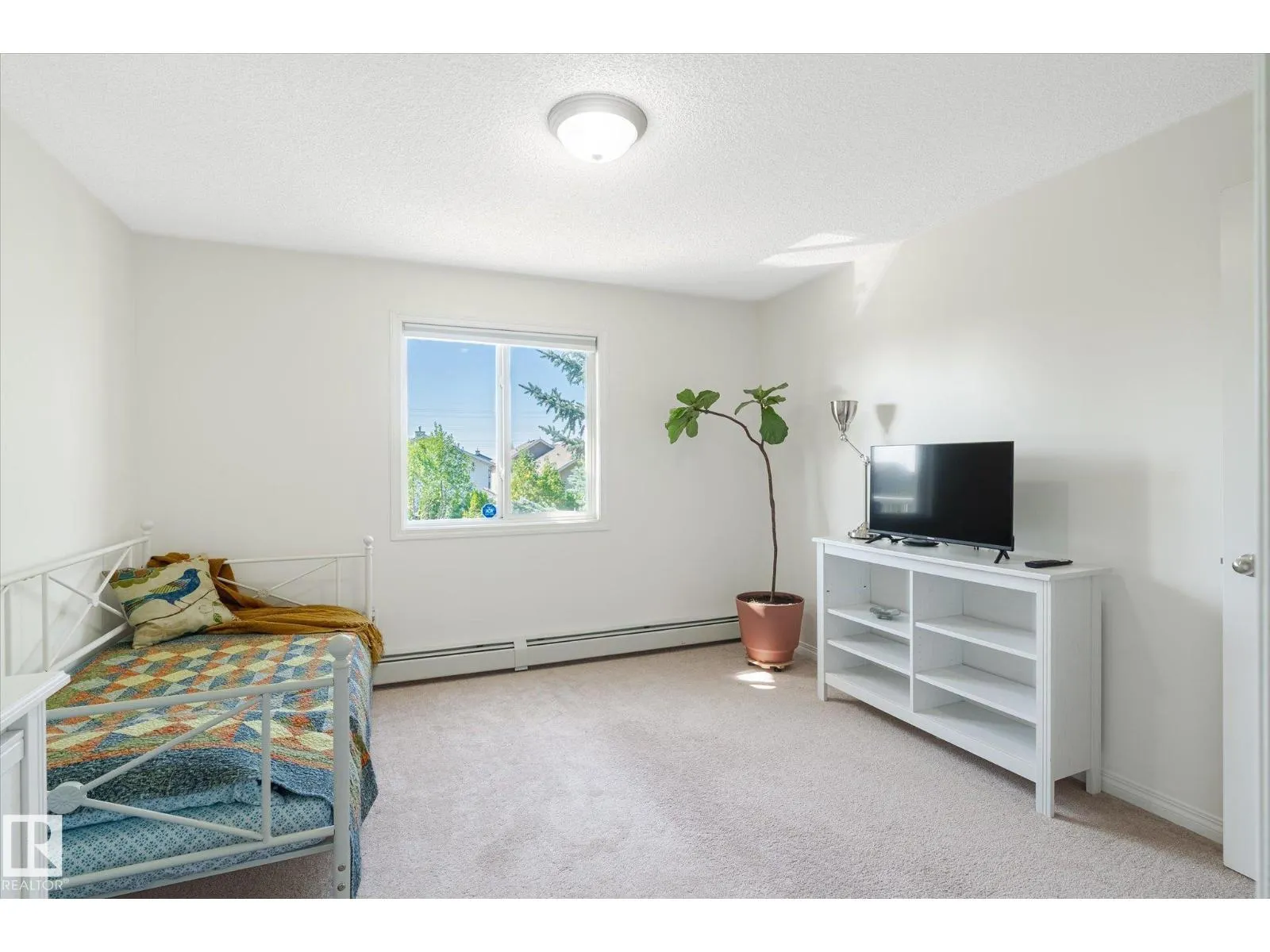 #305 2305 35A AV NW