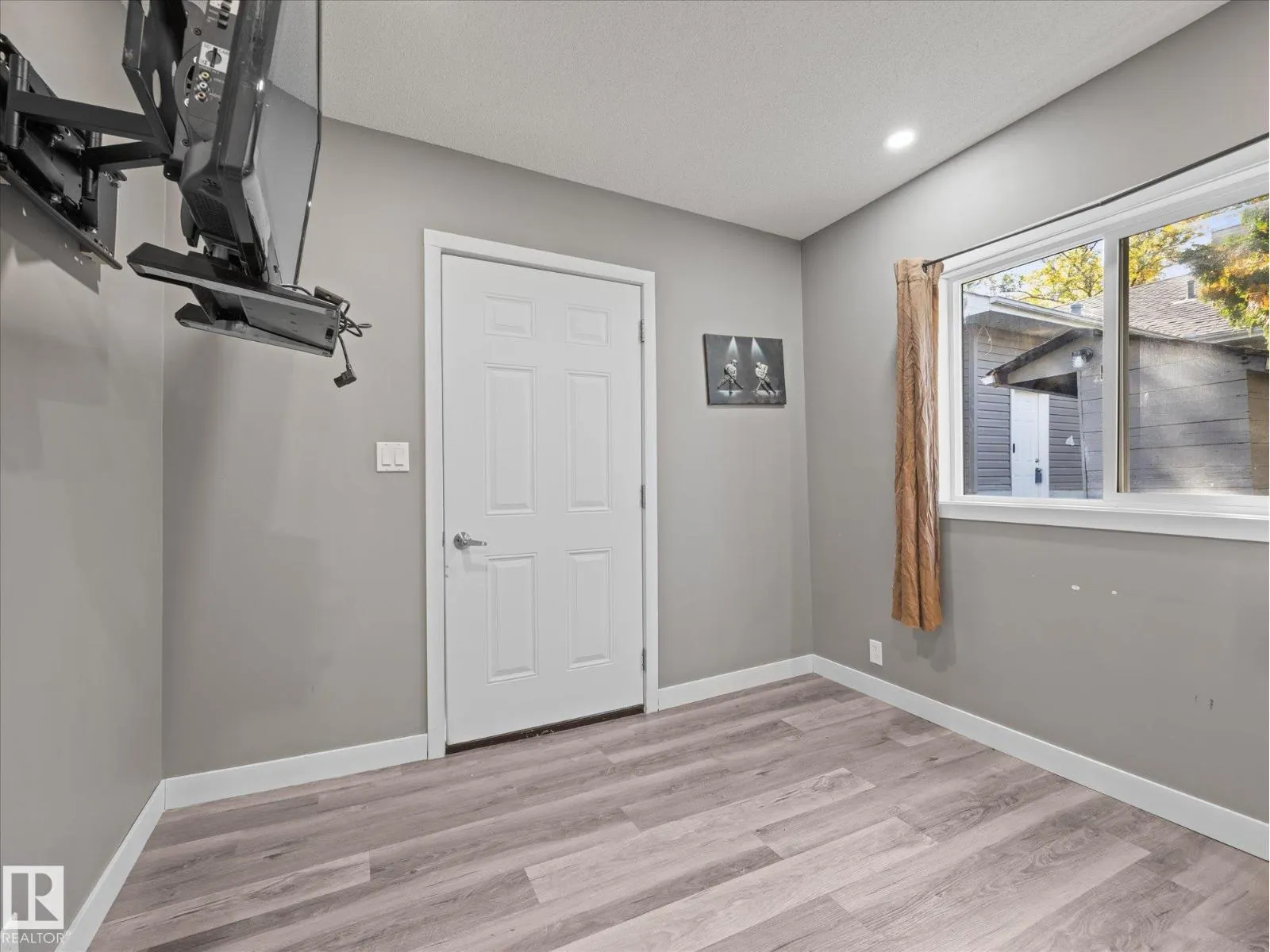 11211 104 ST NW