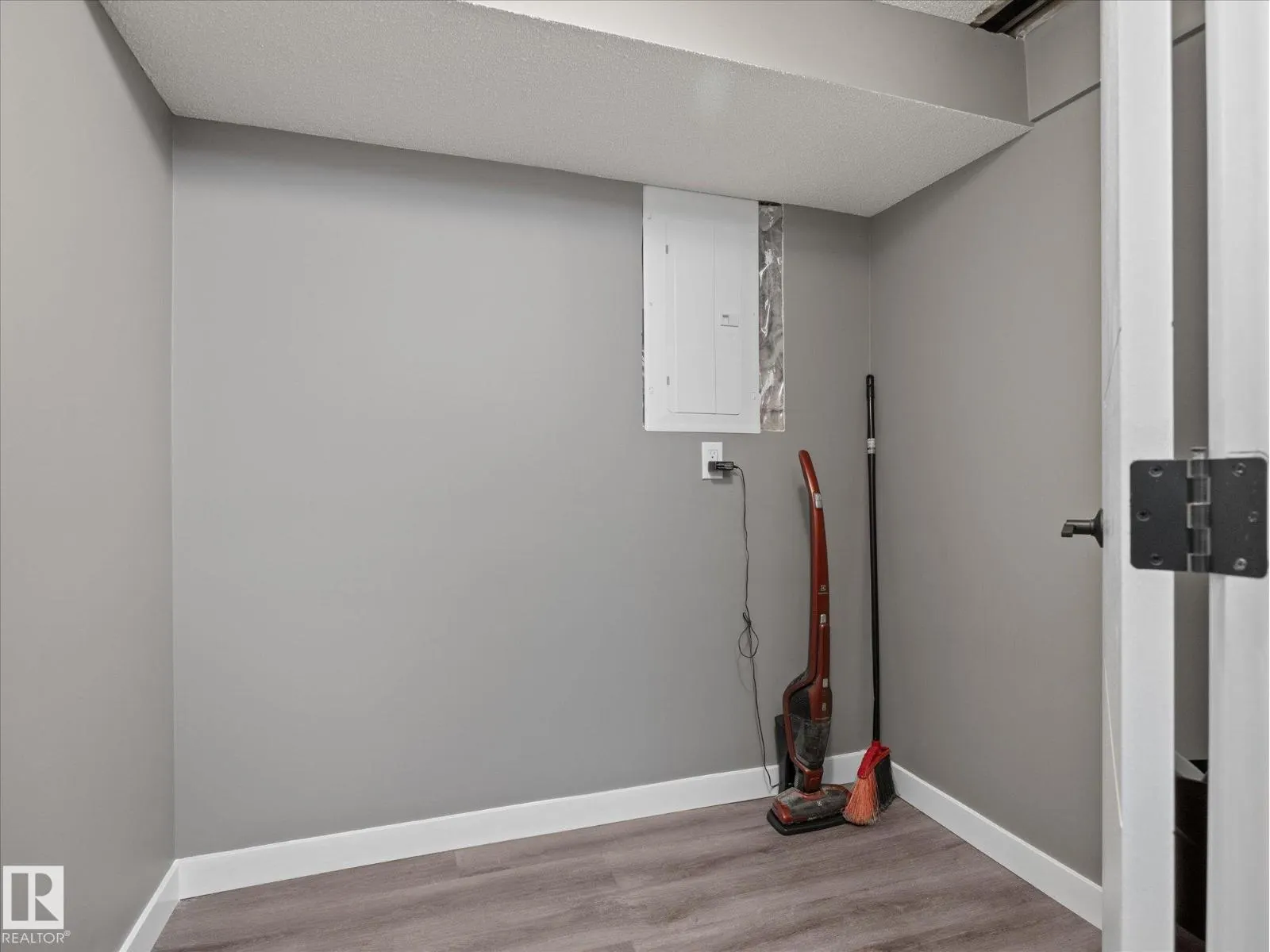 11211 104 ST NW
