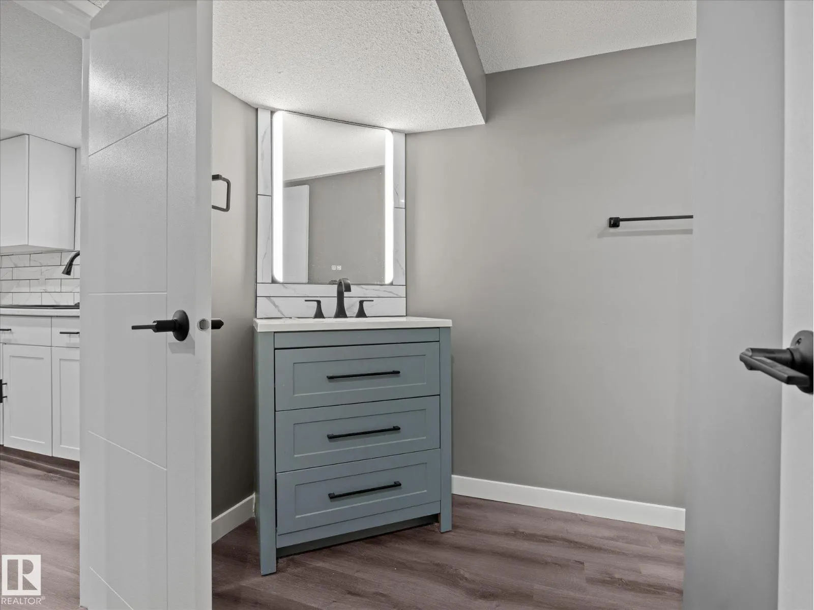11211 104 ST NW