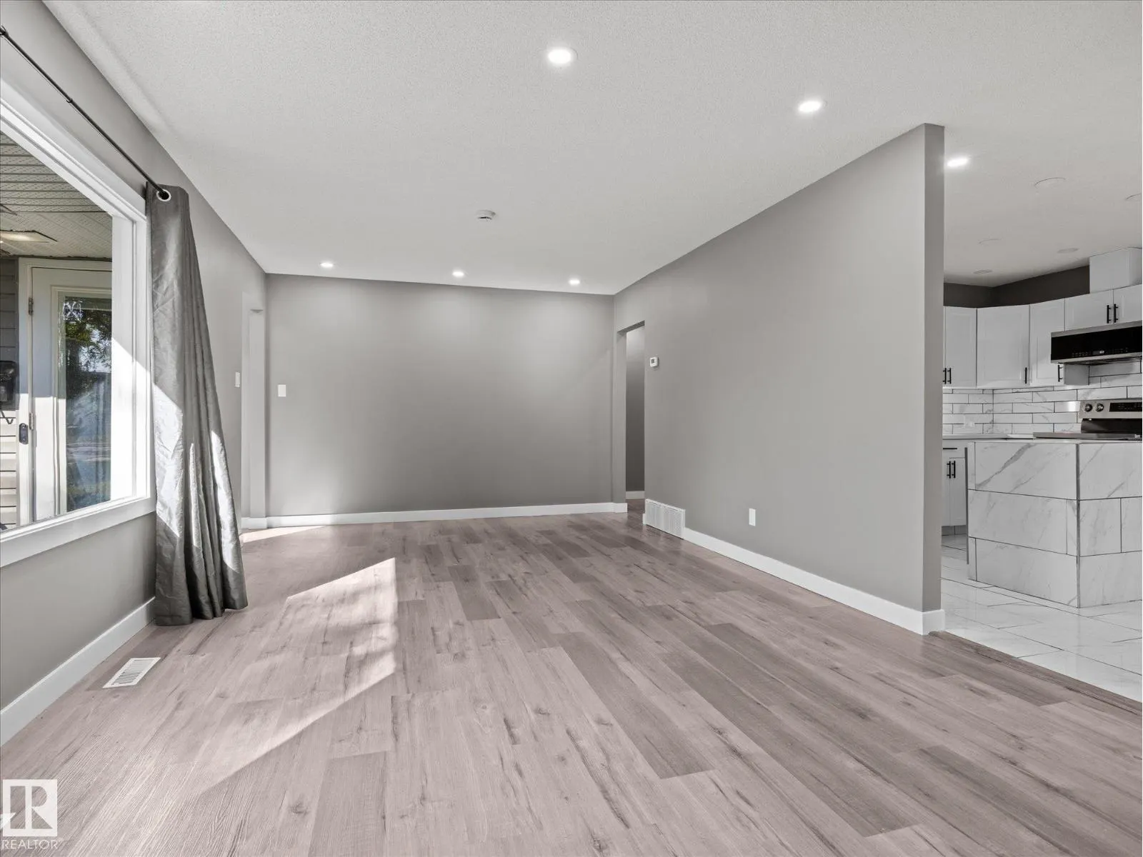 11211 104 ST NW