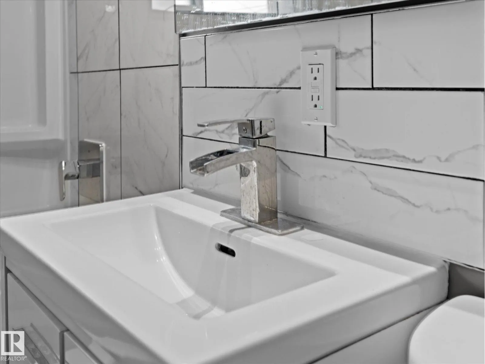 11211 104 ST NW