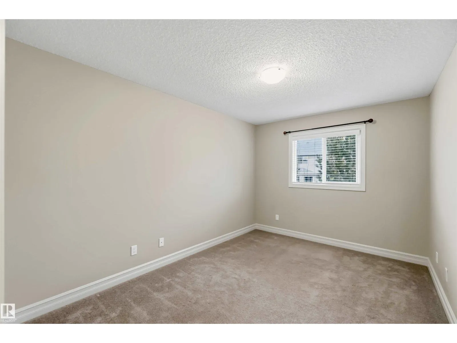 #19 219 CHARLOTTE WY