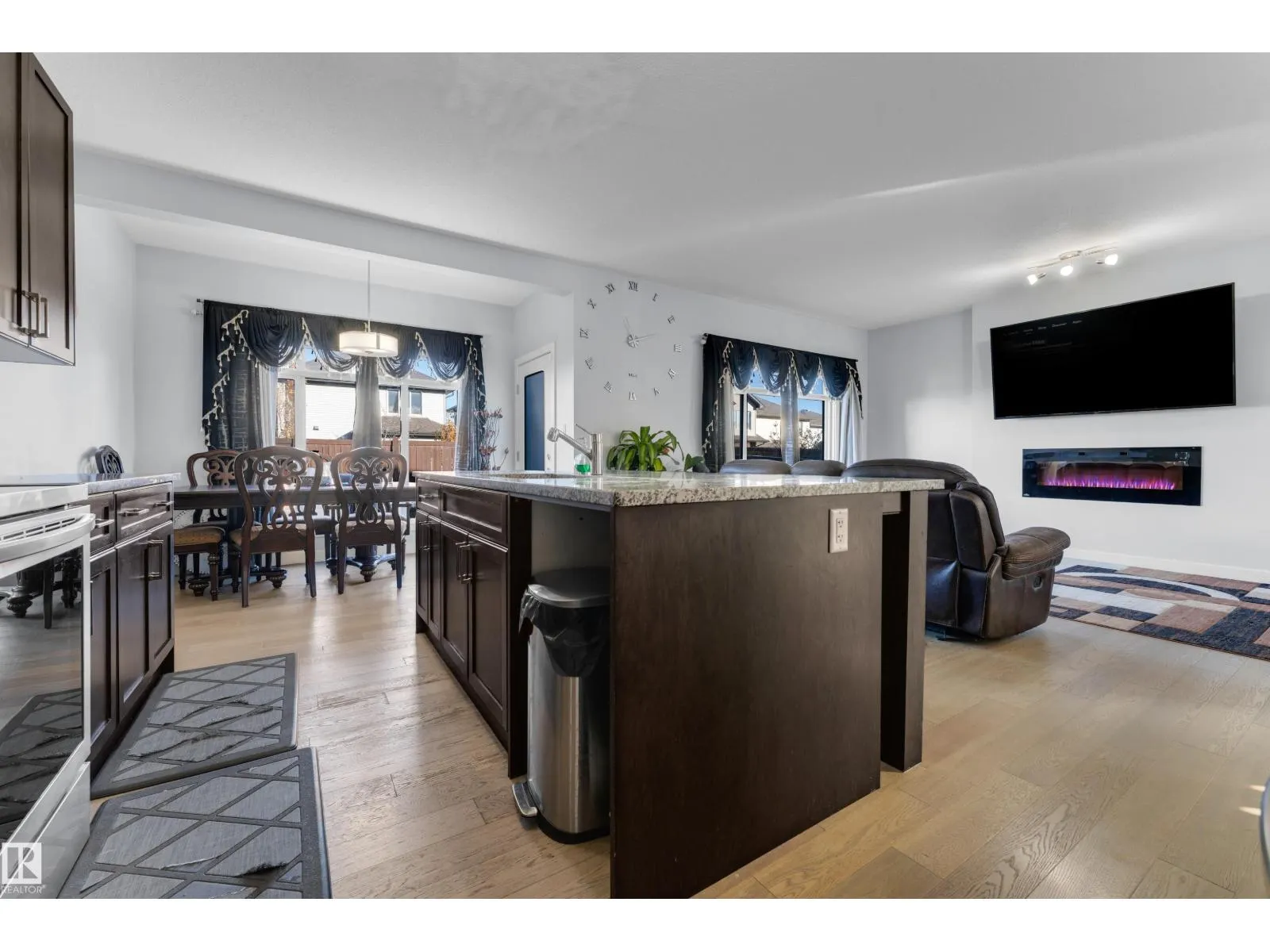 3324 12 AV NW