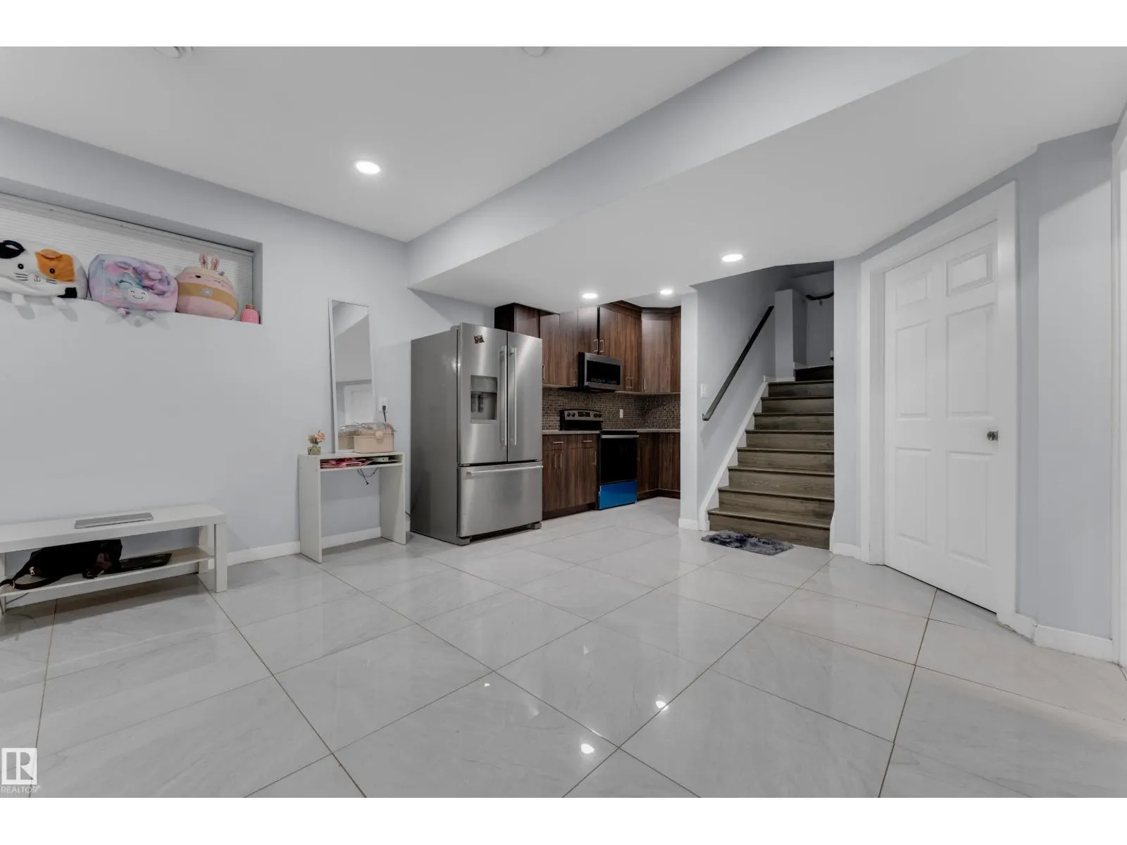 3324 12 AV NW