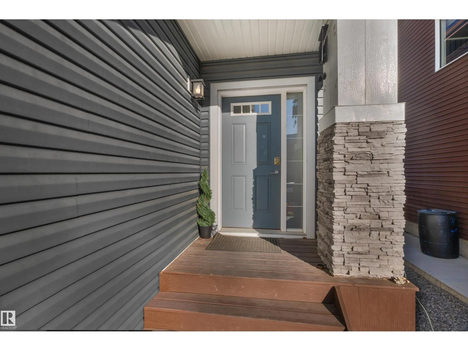 3324 12 AV NW