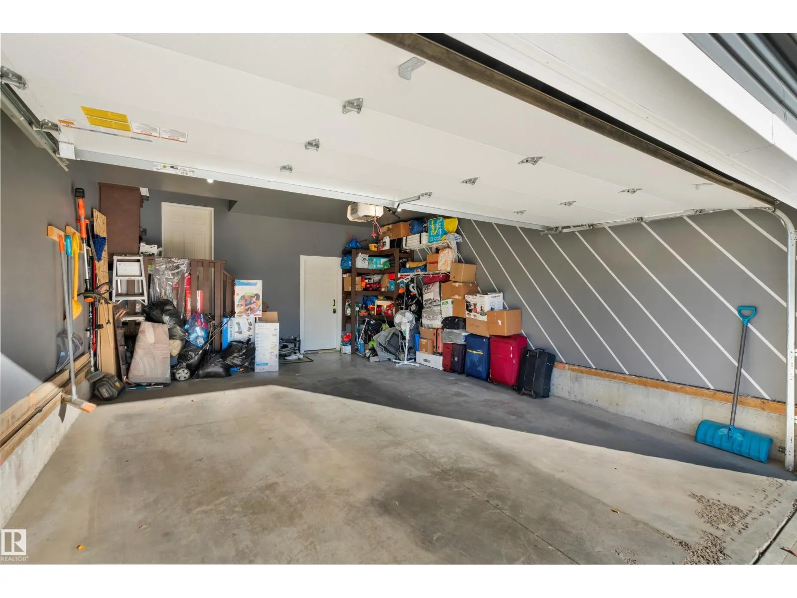 3324 12 AV NW