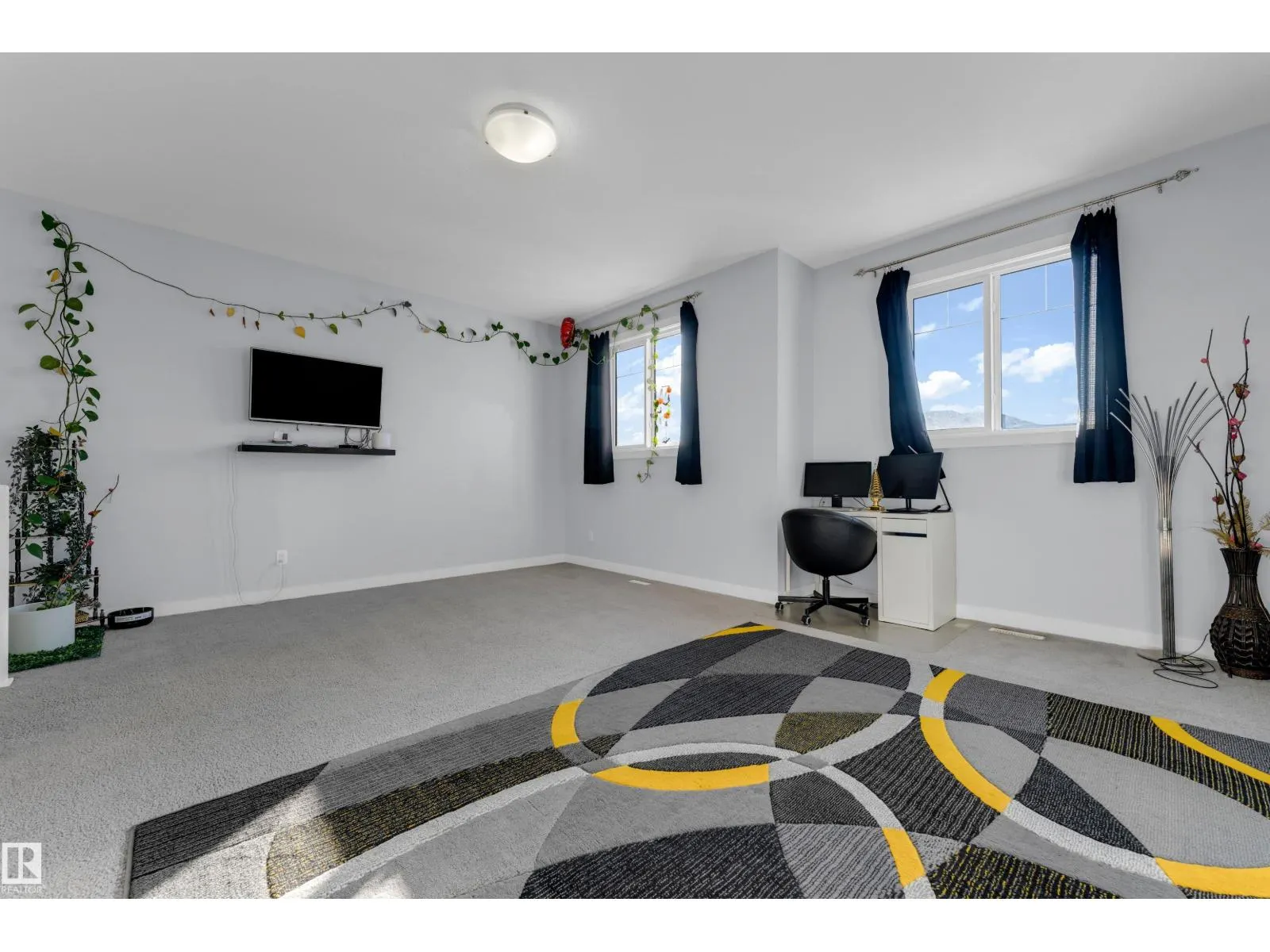 3324 12 AV NW