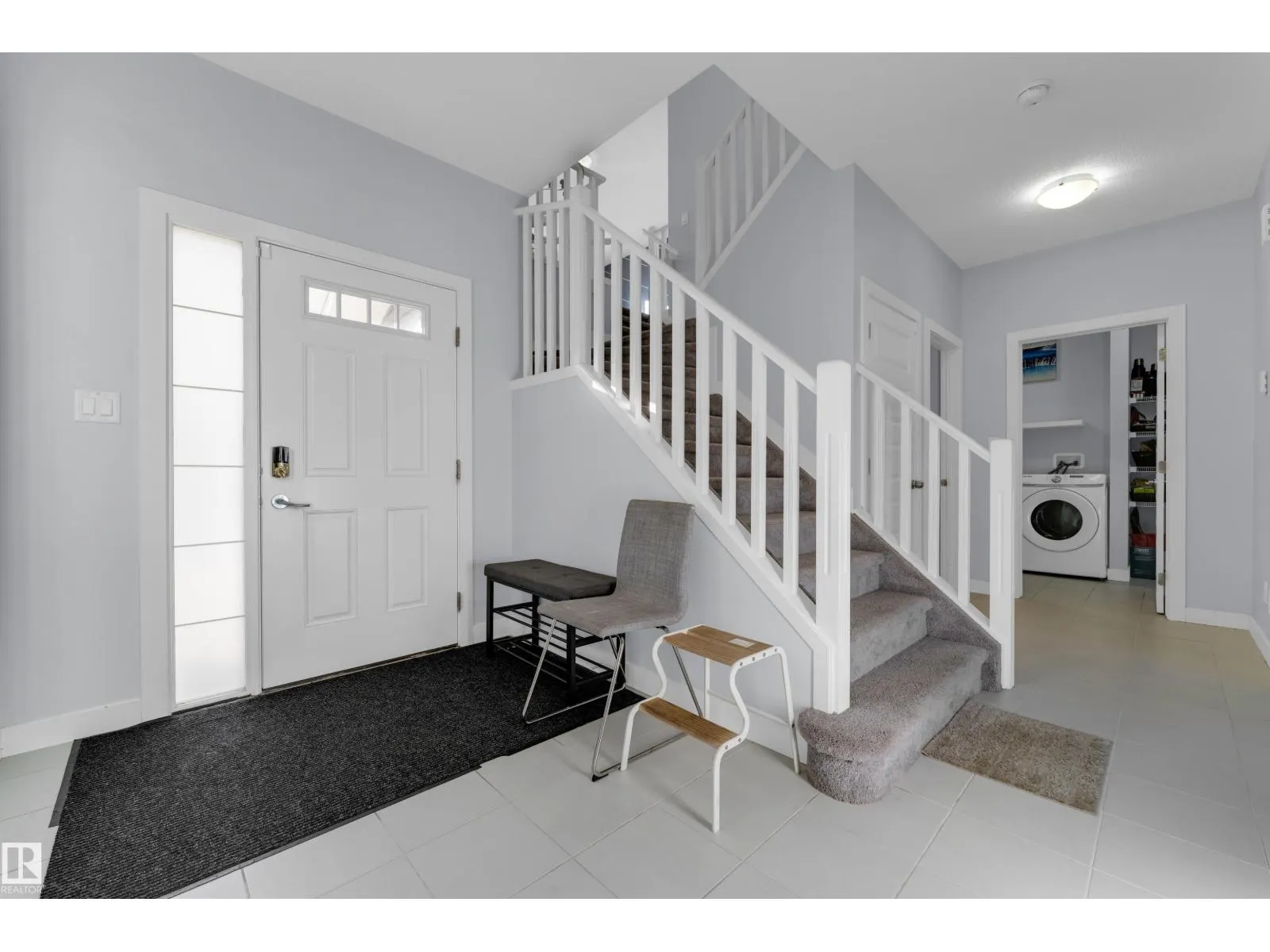 3324 12 AV NW