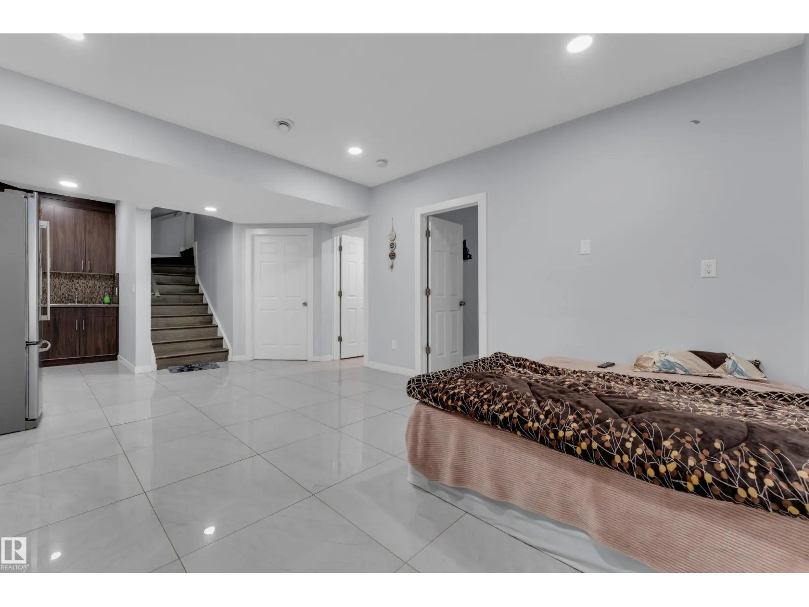 3324 12 AV NW