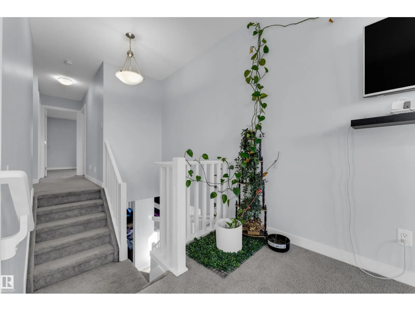 3324 12 AV NW