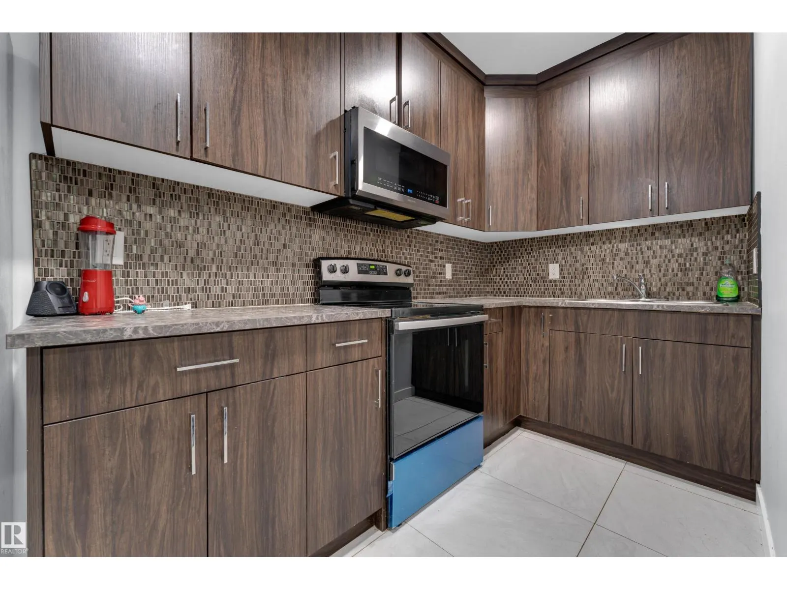 3324 12 AV NW