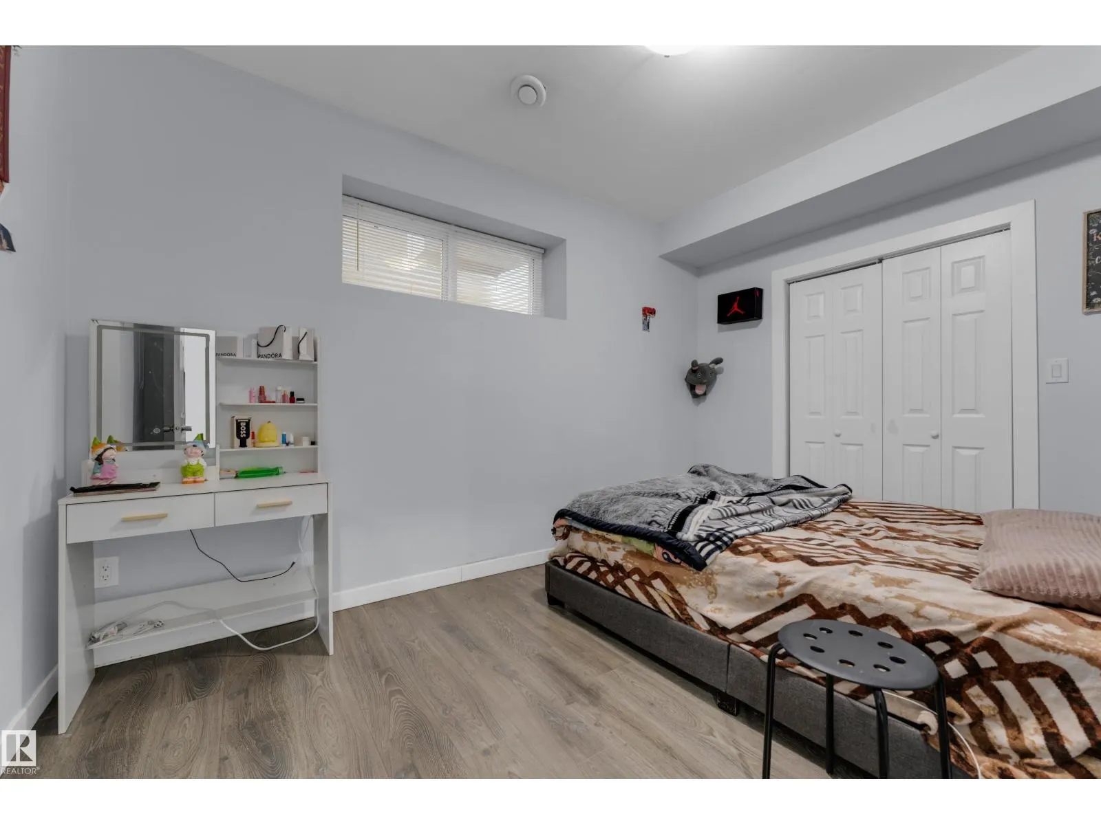 3324 12 AV NW