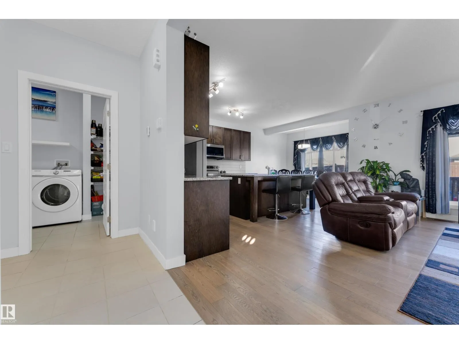 3324 12 AV NW