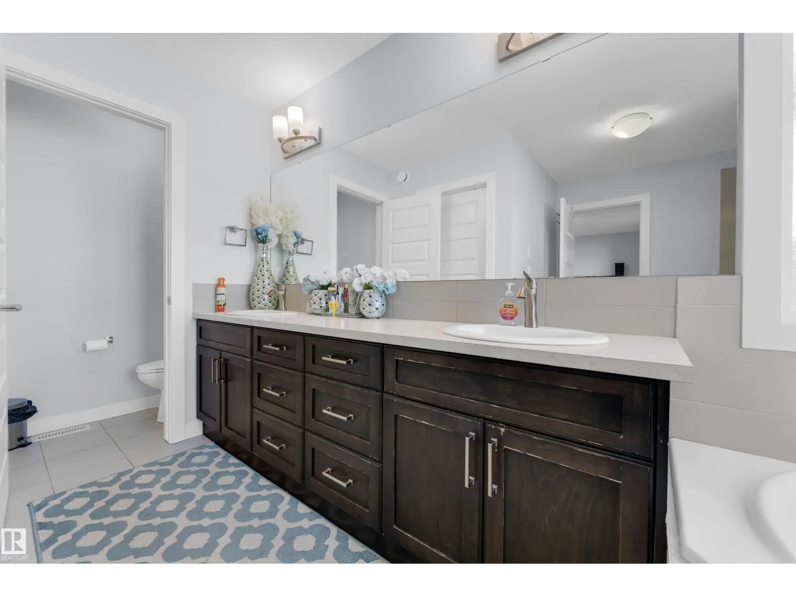 3324 12 AV NW