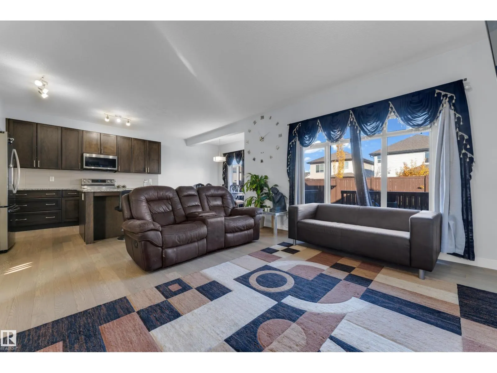 3324 12 AV NW