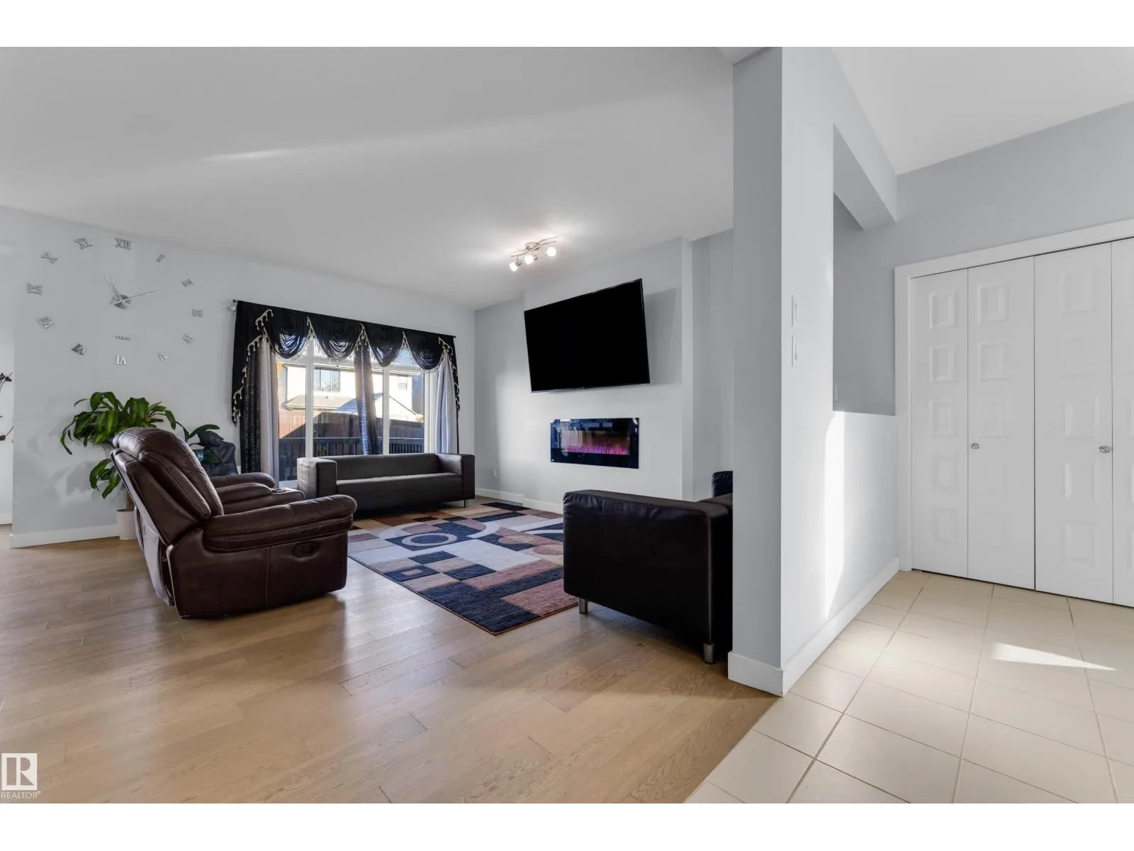 3324 12 AV NW