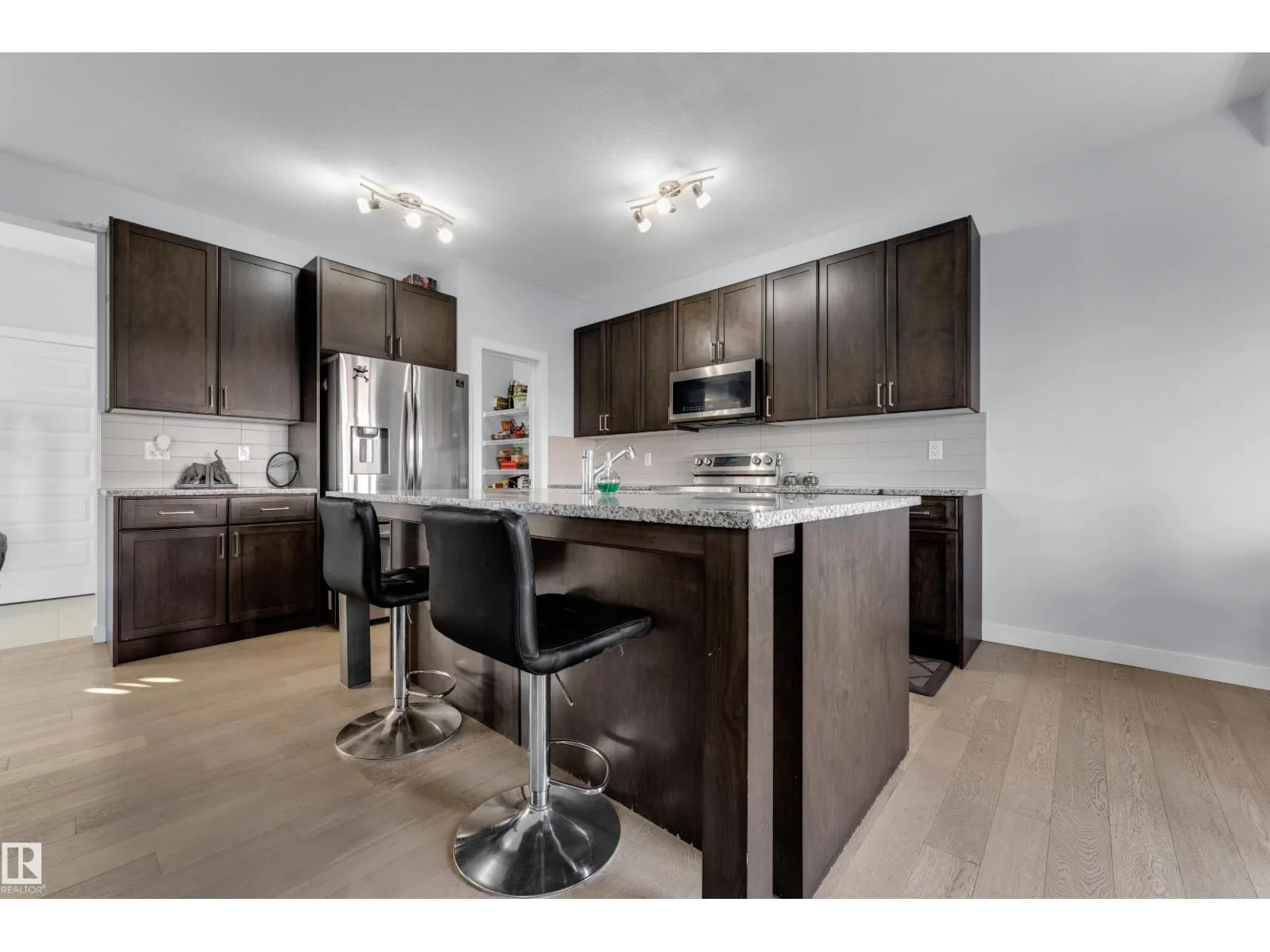 3324 12 AV NW