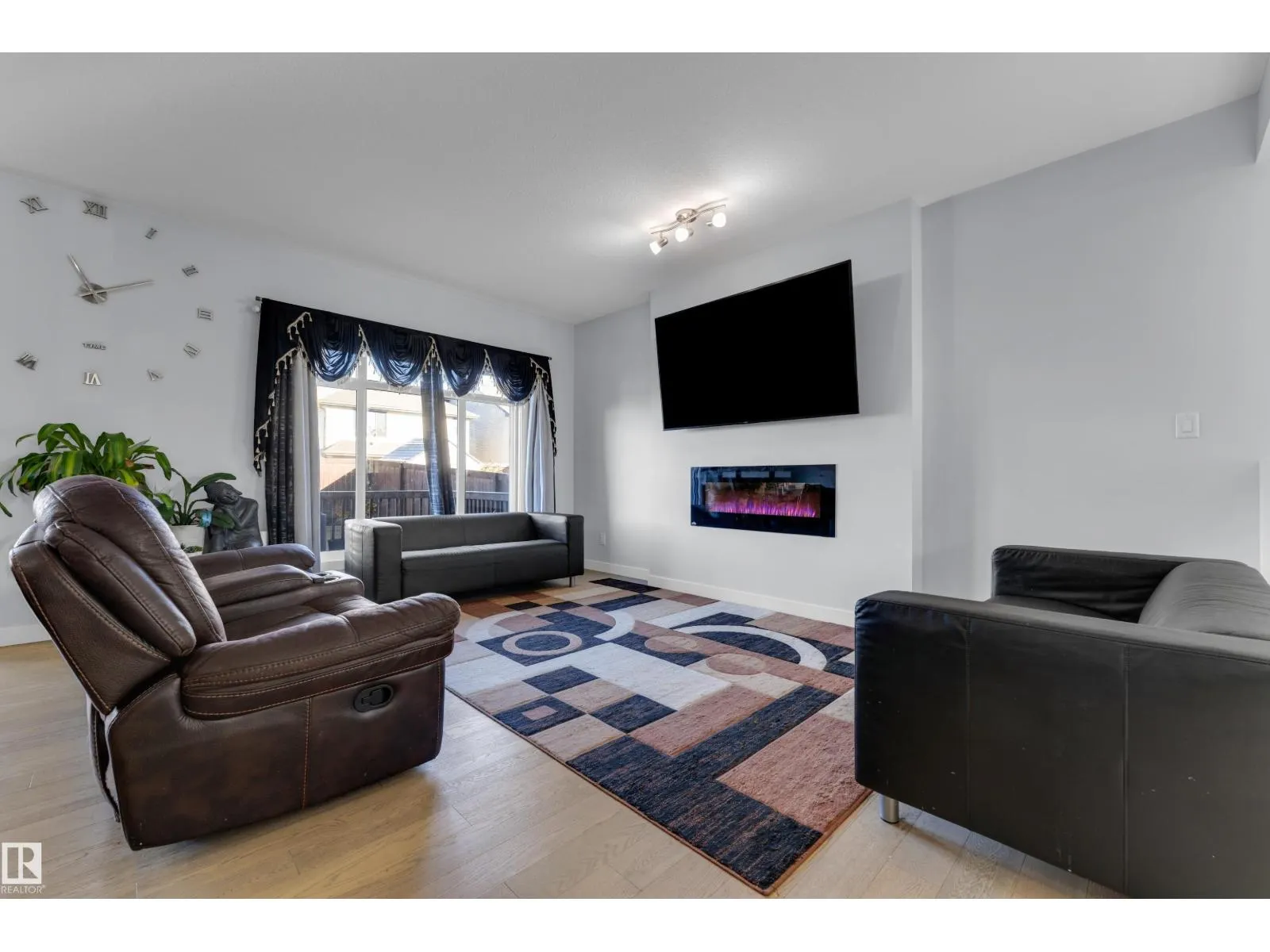 3324 12 AV NW