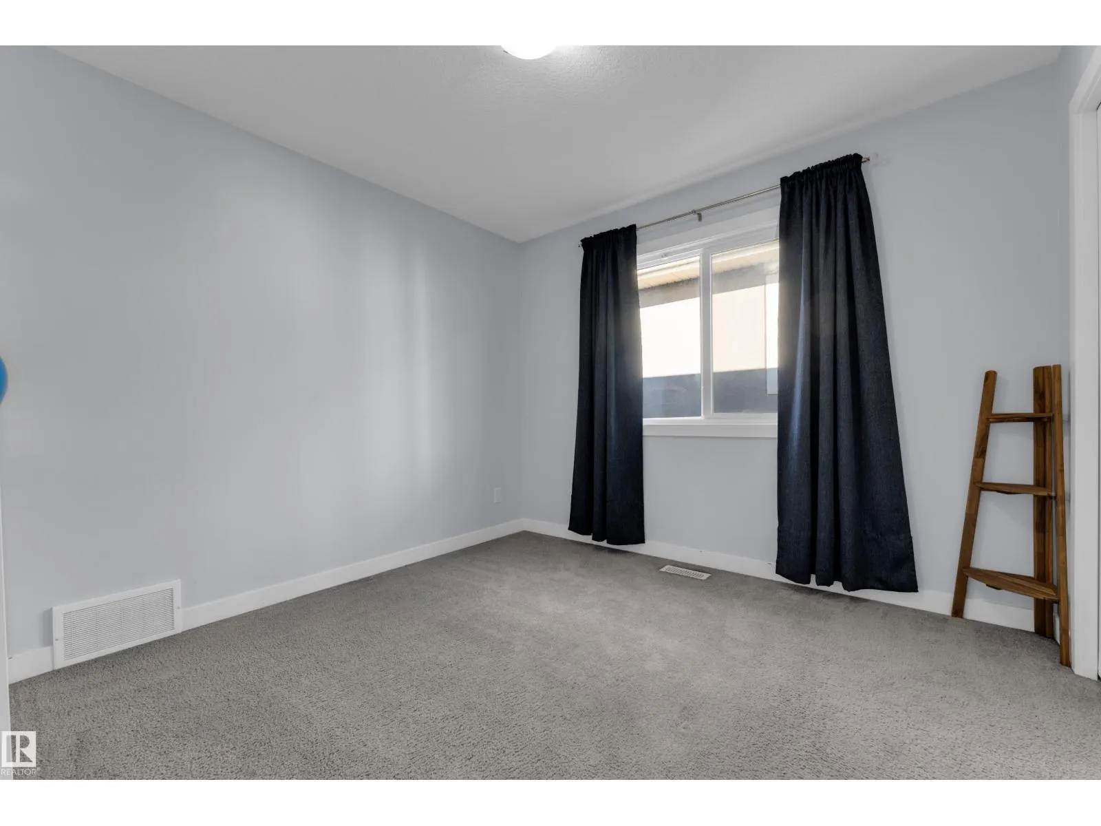 3324 12 AV NW
