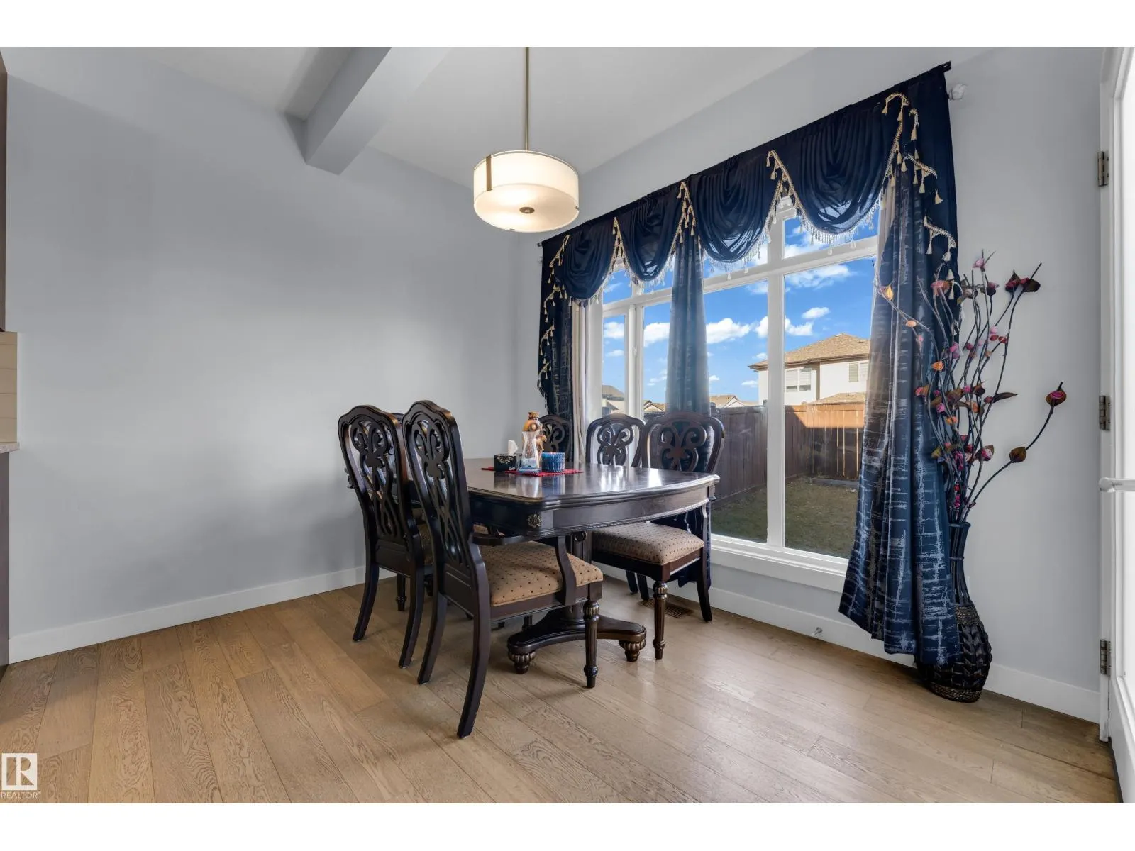 3324 12 AV NW