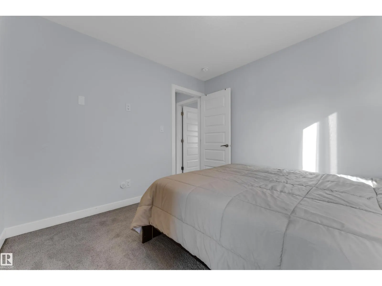3324 12 AV NW