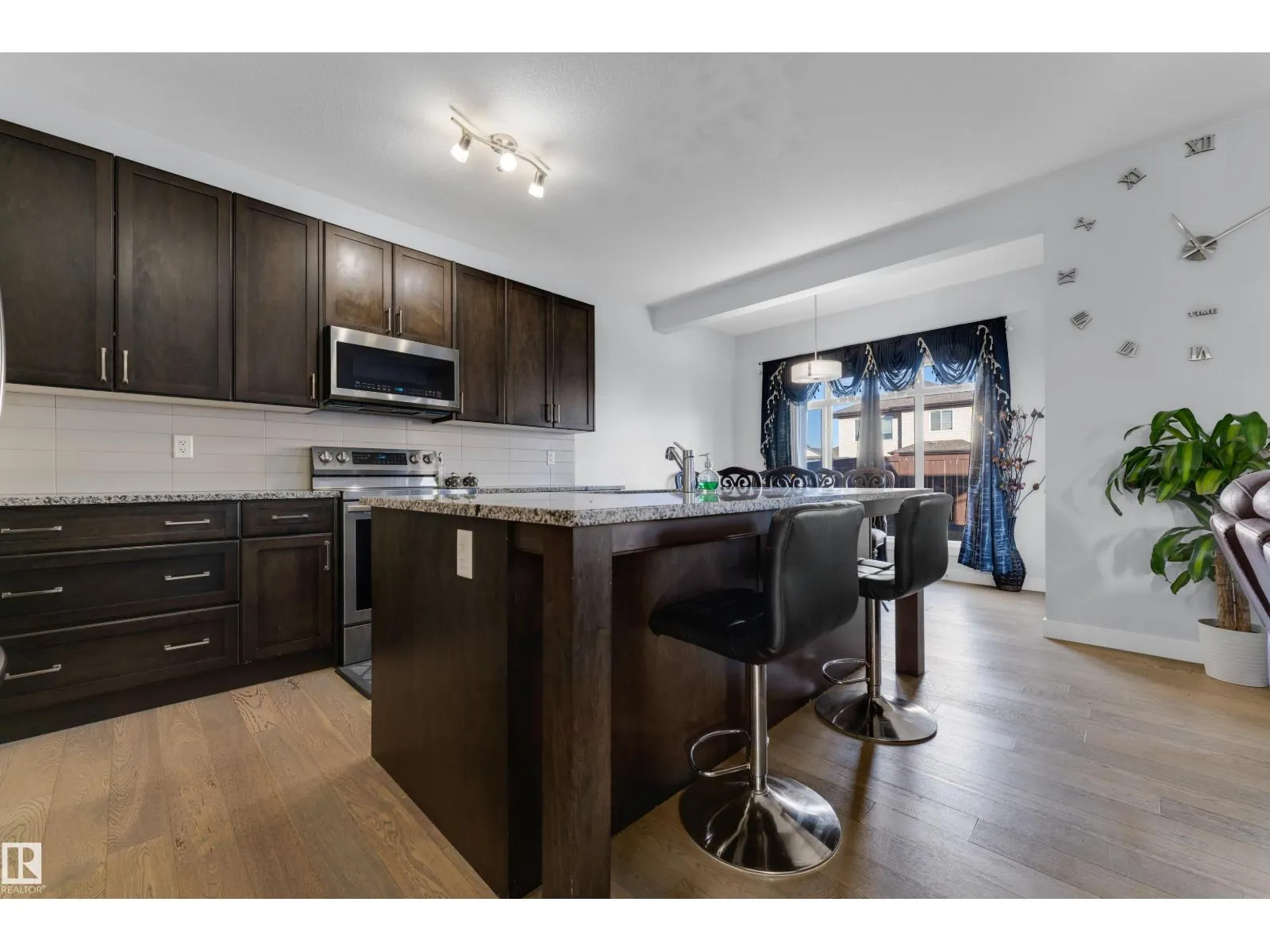 3324 12 AV NW