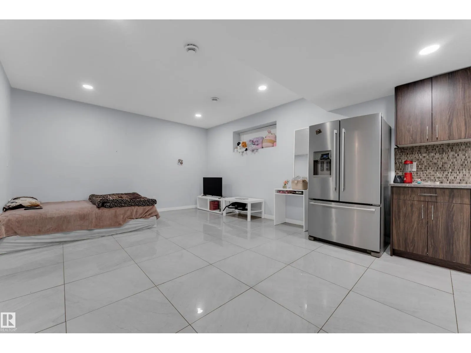 3324 12 AV NW
