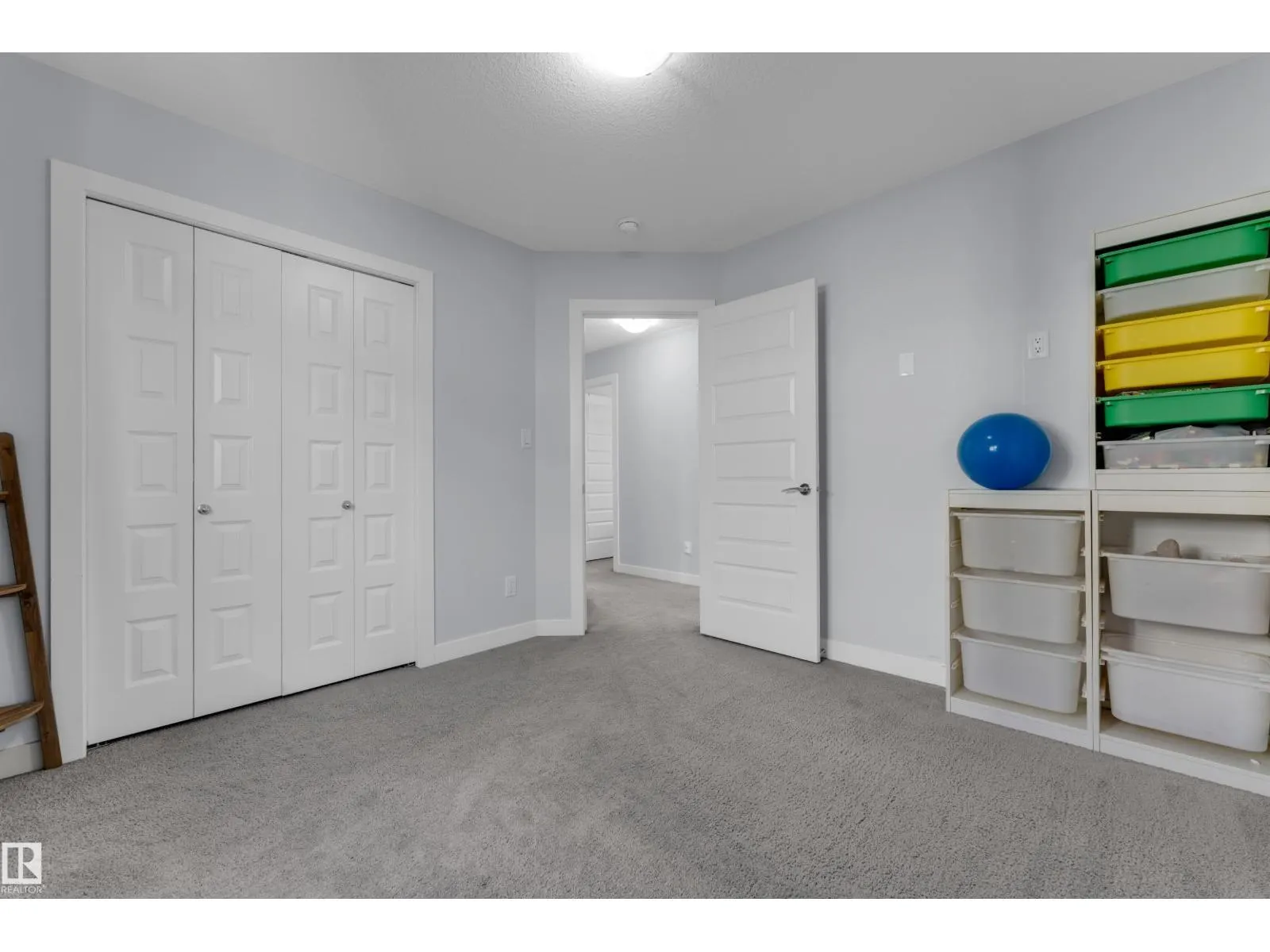 3324 12 AV NW