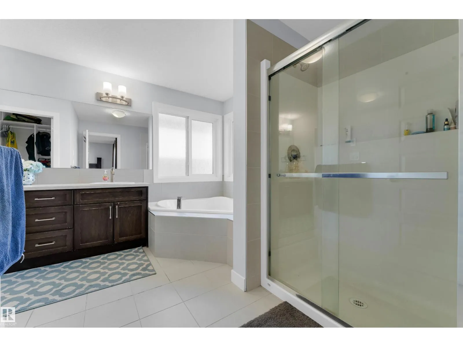 3324 12 AV NW