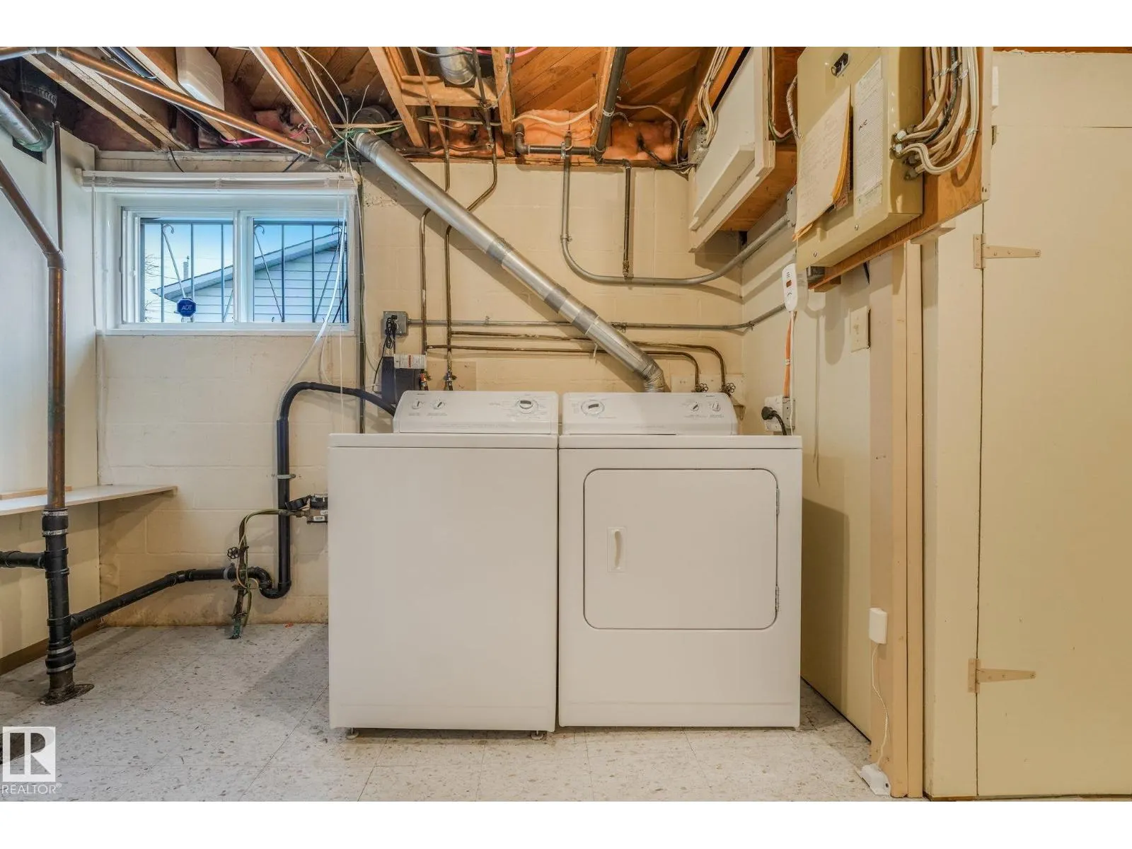 12113 44 ST NW