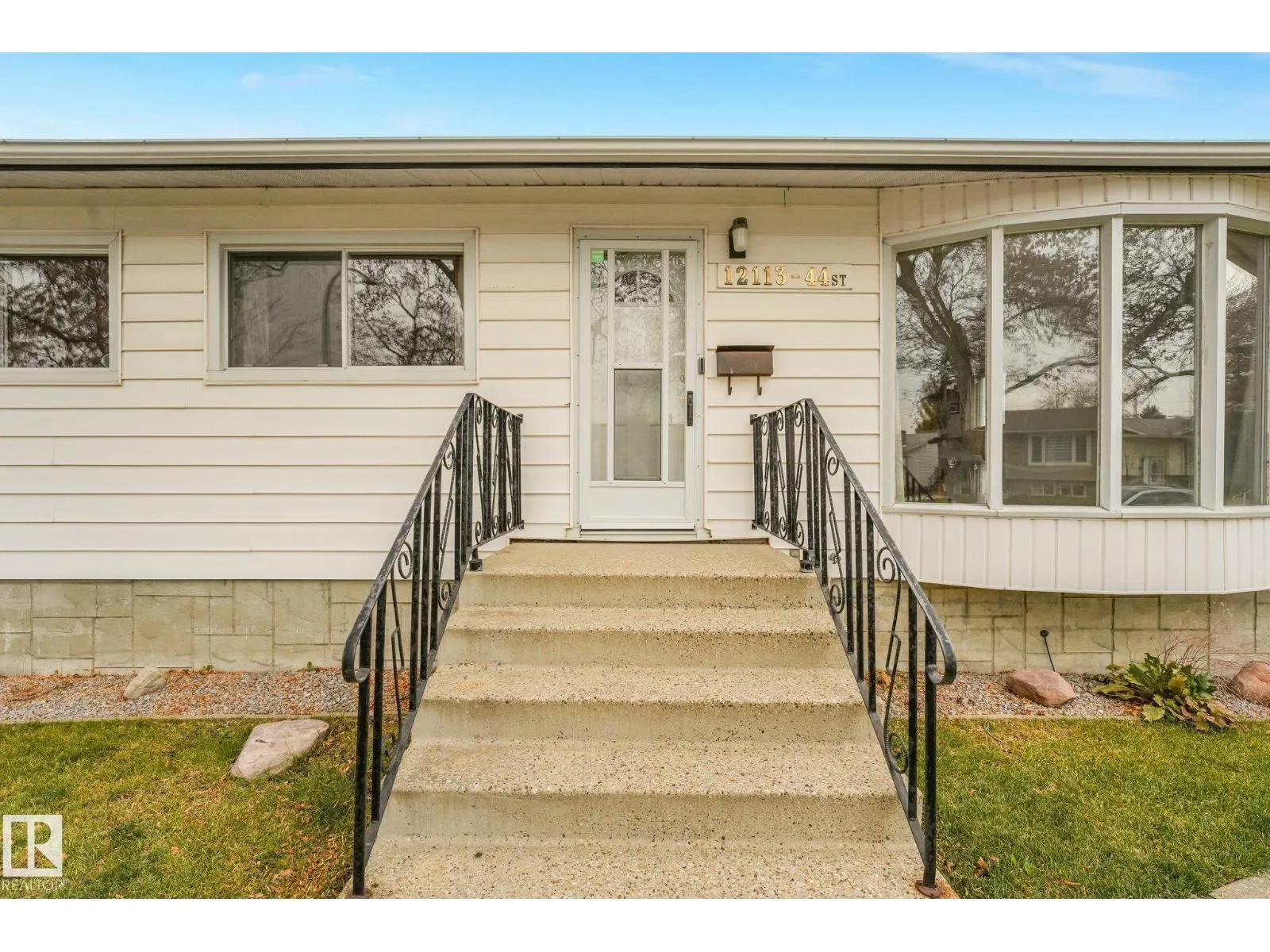 12113 44 ST NW