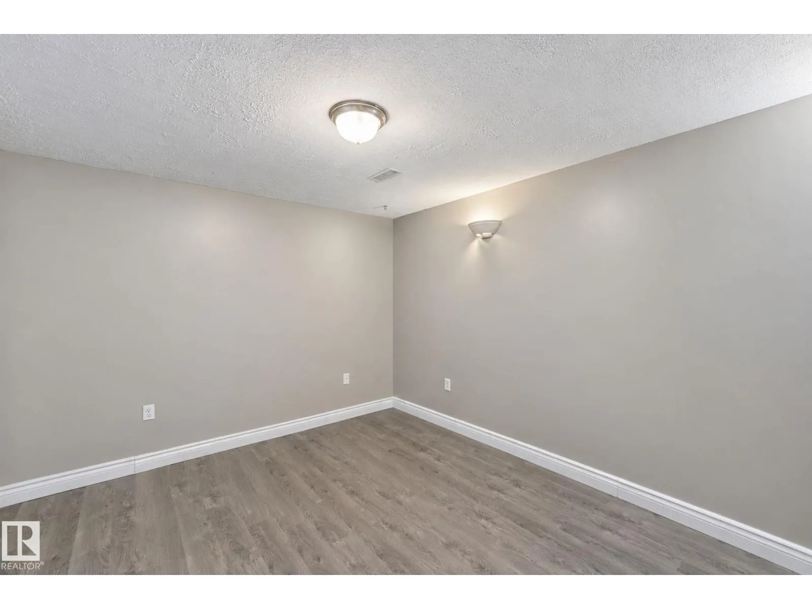 304 SPRUCE GL