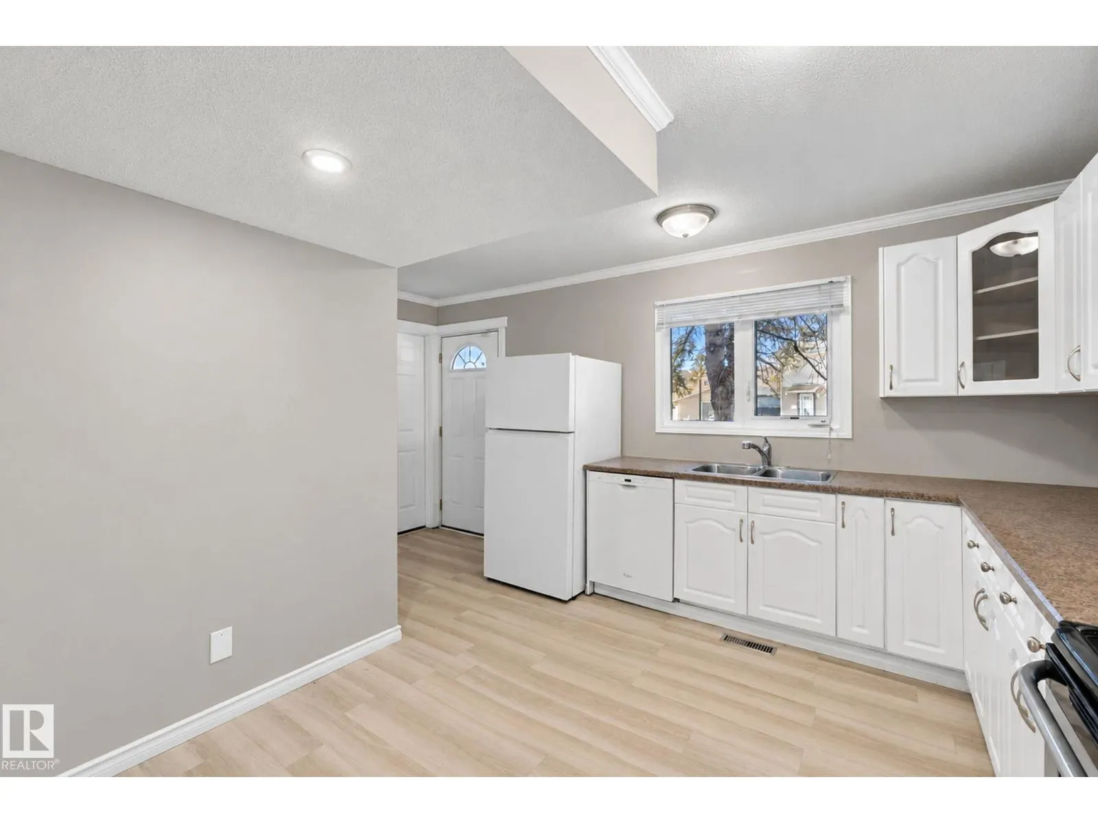 304 SPRUCE GL