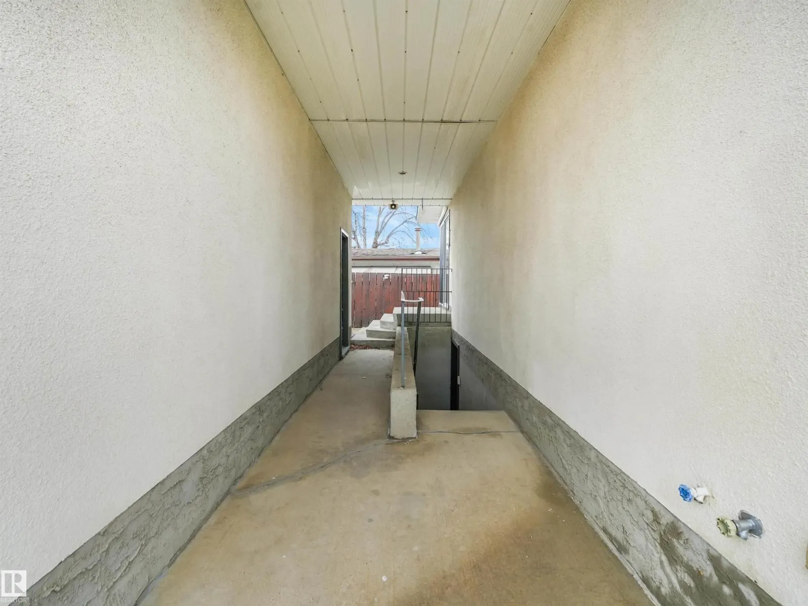 15103 92 ST NW