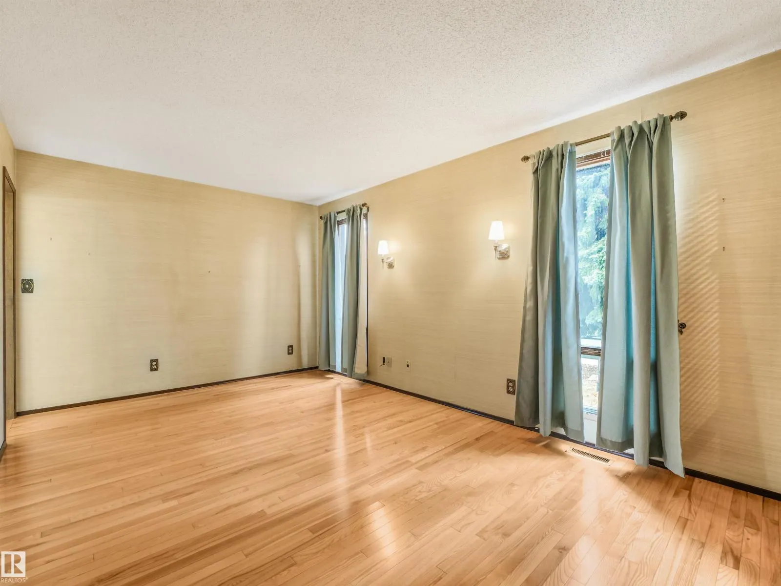 15103 92 ST NW