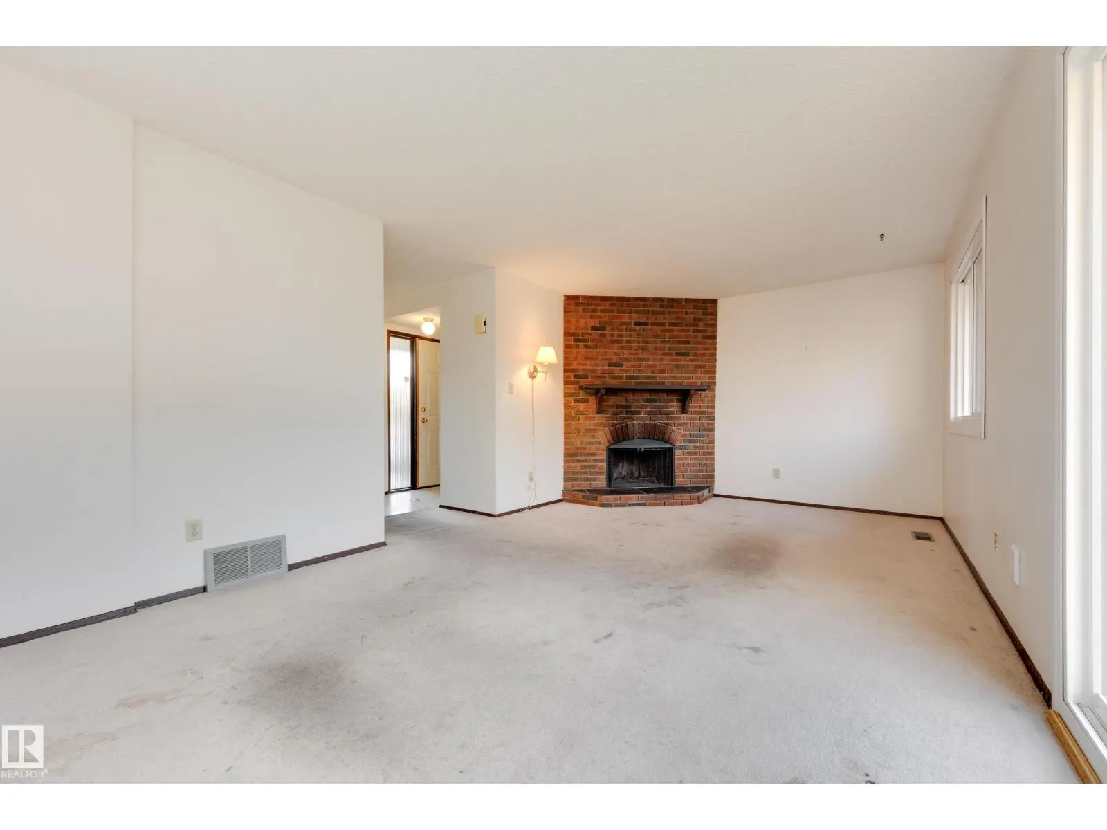 2734 105 ST NW