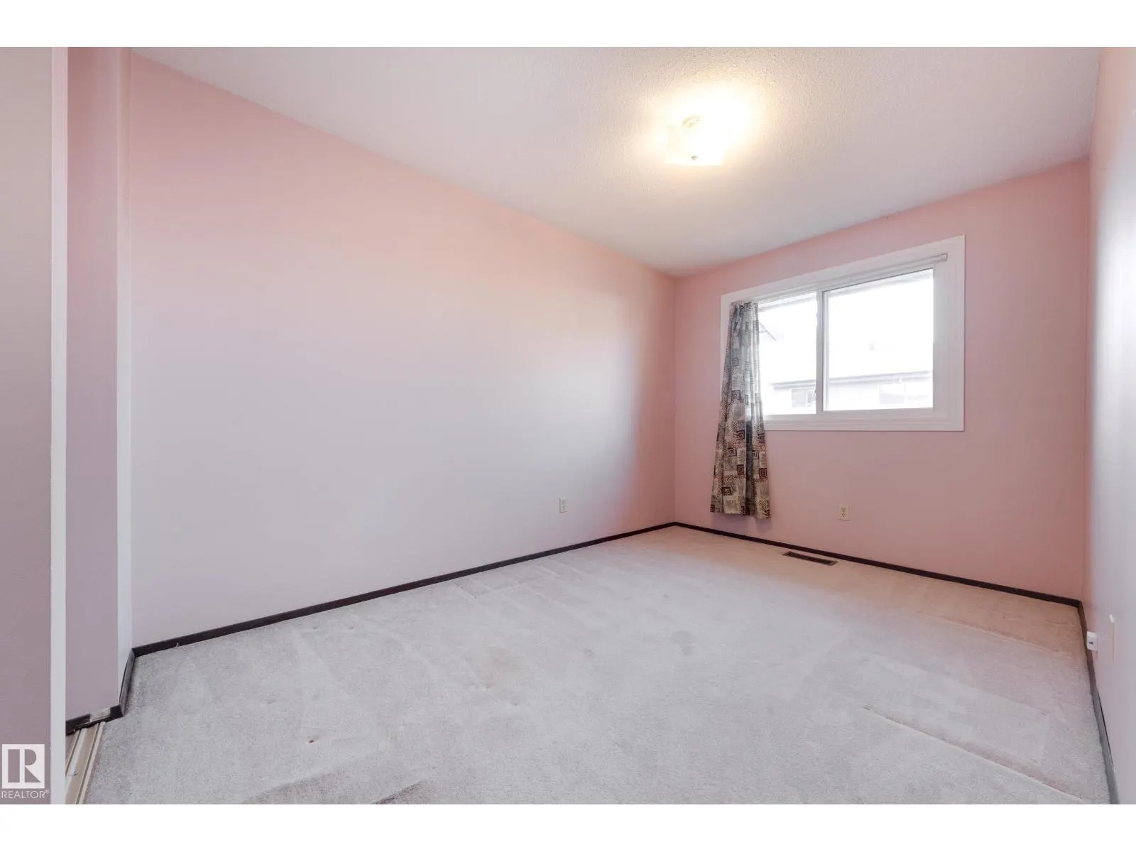 2734 105 ST NW