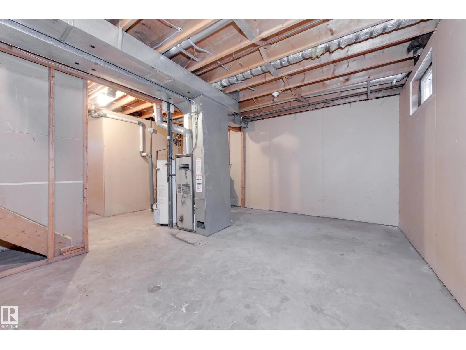 2734 105 ST NW