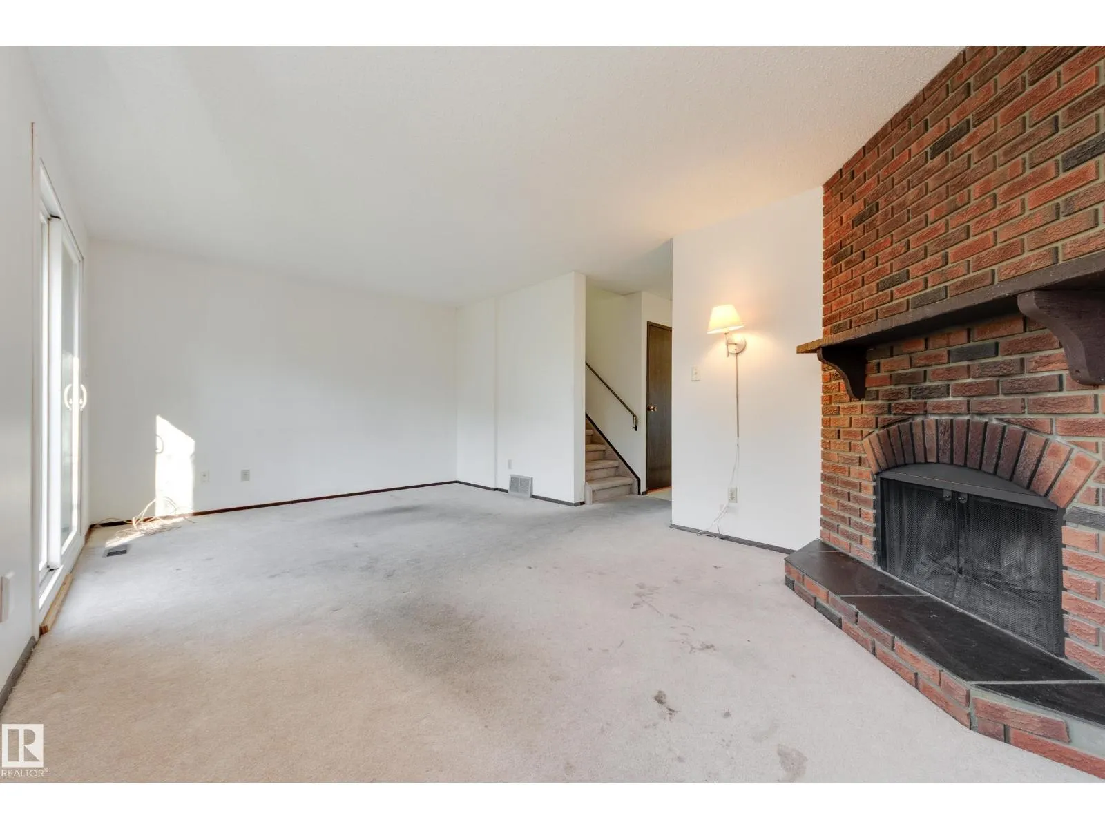 2734 105 ST NW
