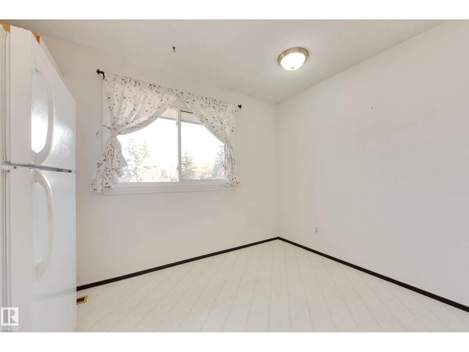 2734 105 ST NW