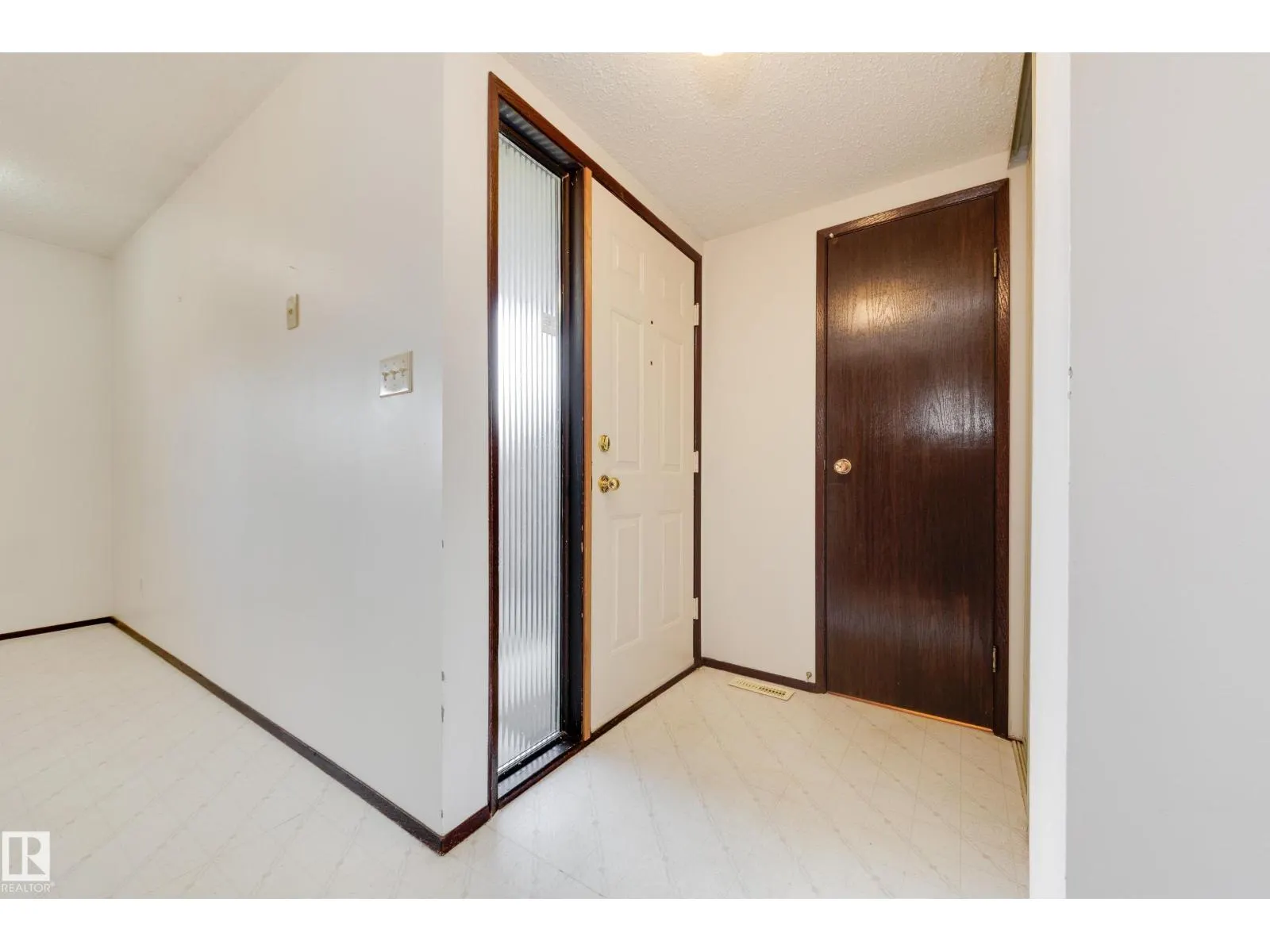 2734 105 ST NW
