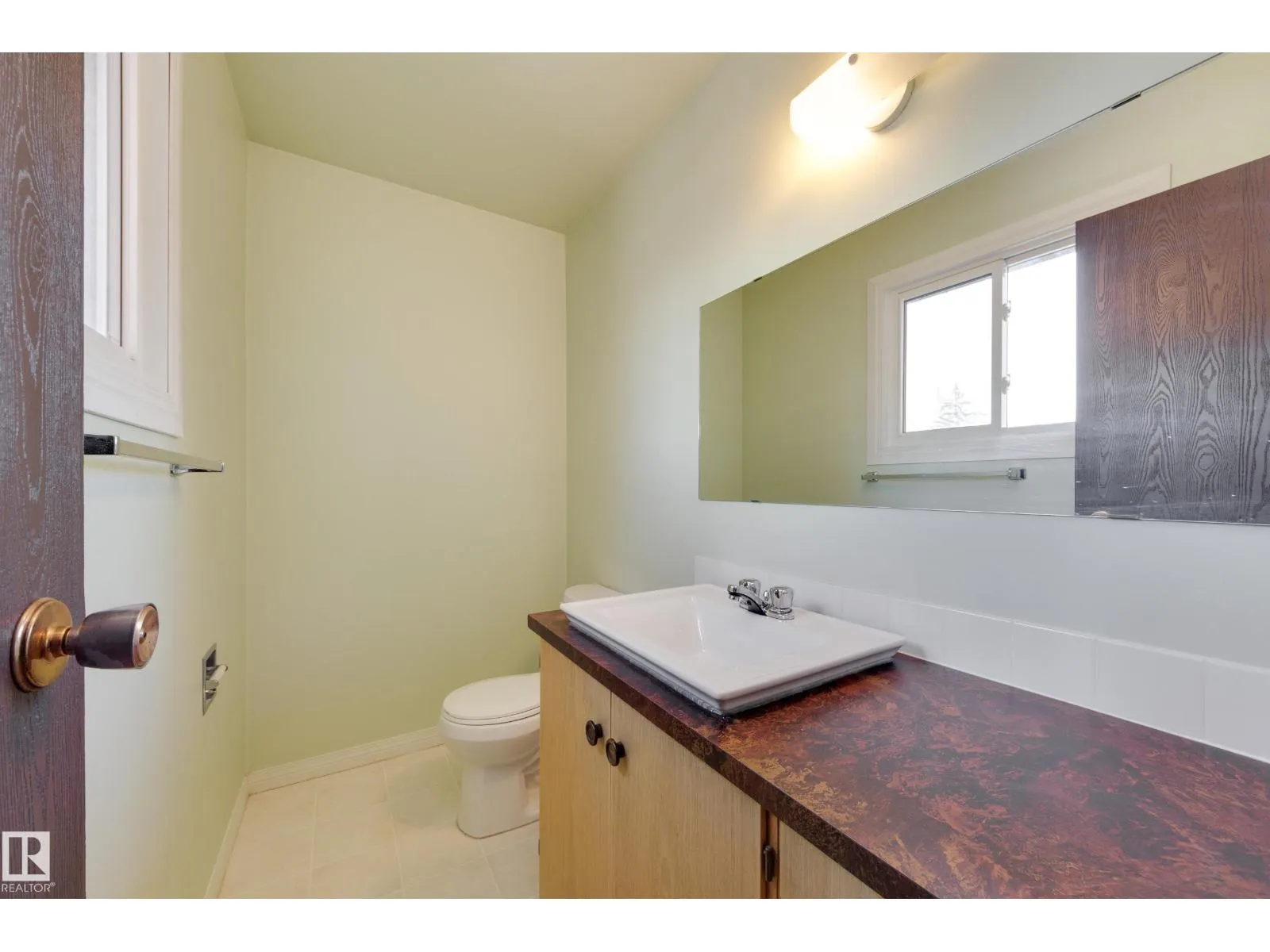 2734 105 ST NW