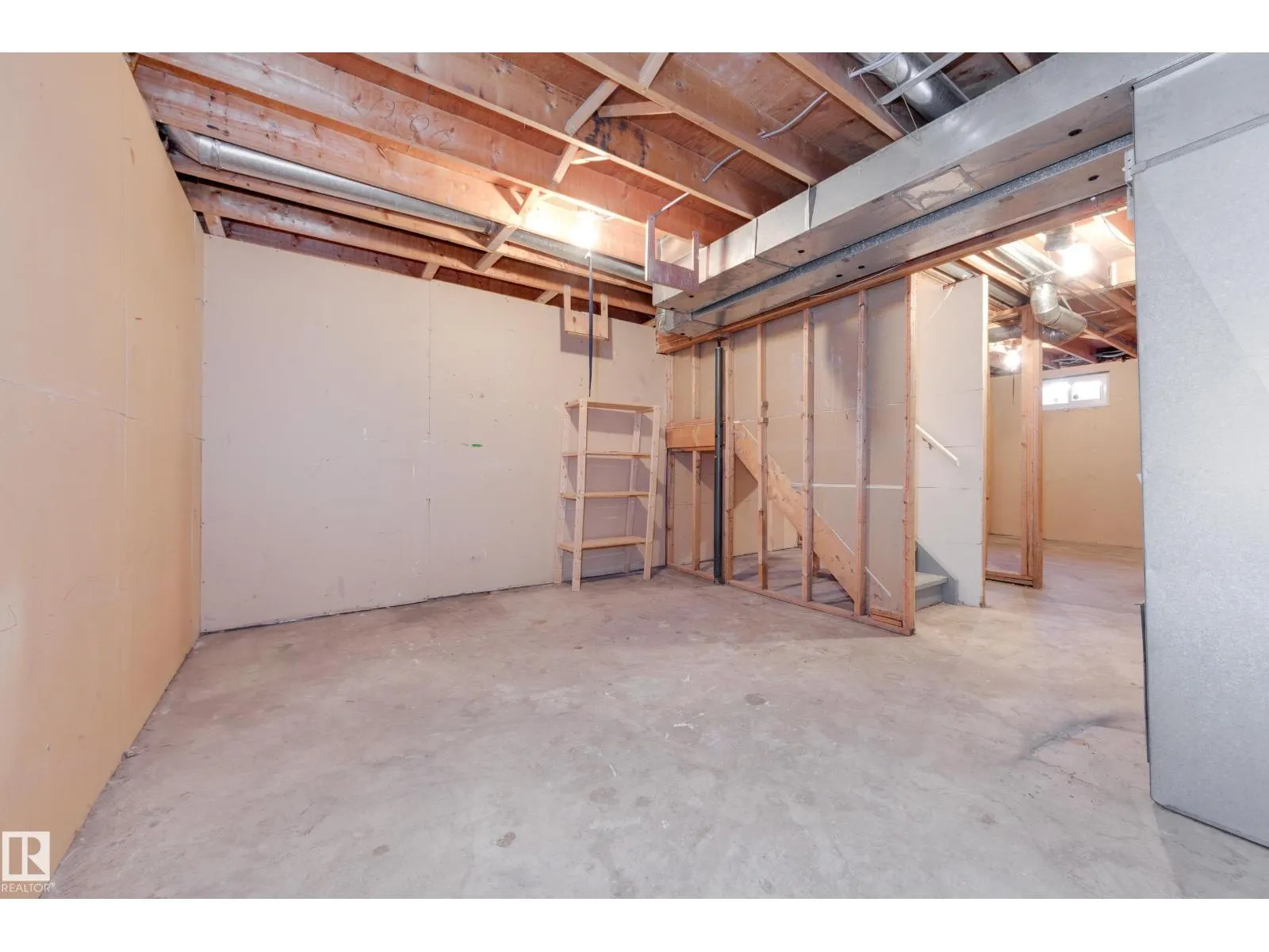 2734 105 ST NW